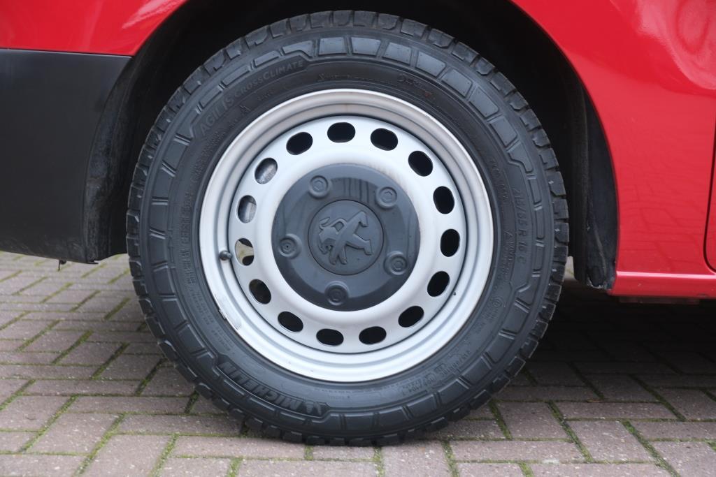 Peugeot e-Expert 75 kWh 136pk Standard Premium SOH 92.9% | 3 Zits | Navi | App-Connect | Airco | Cruise | PDC | Trekhaak afbeelding 20