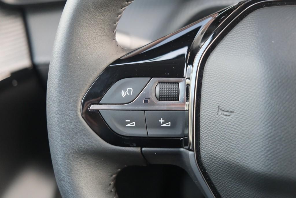 Peugeot 208 1.2 PureTech 100pk Allure Pack | App Connect | Adaptive Cruise | Climate | Keyless | Camera | Stoelverwarming afbeelding 22