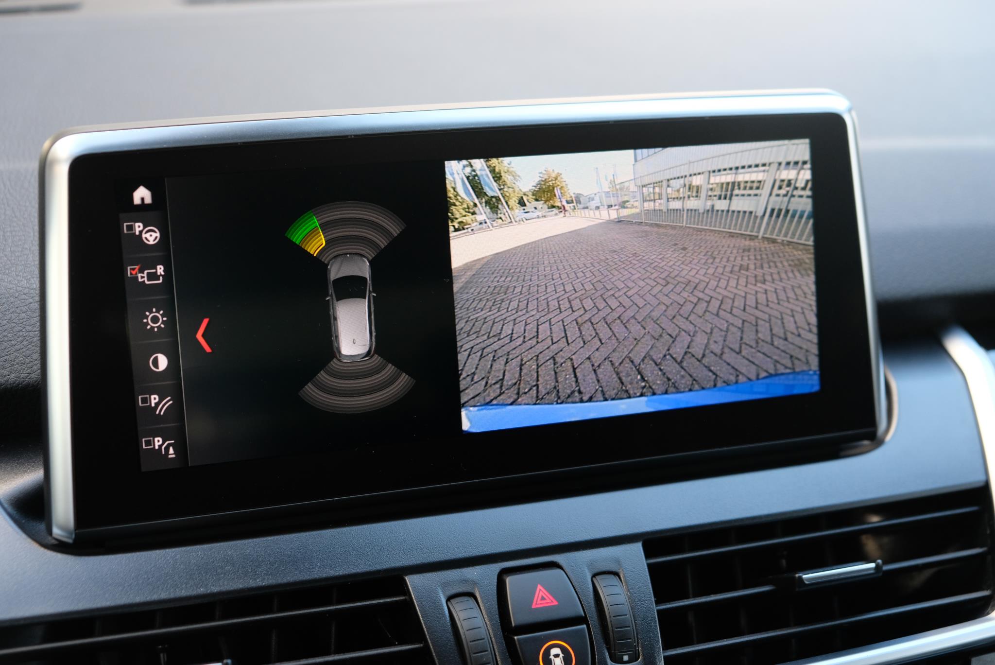 BMW 2 Serie 220i 192pk Aut. Active Tourer M Sport | Navi | Full LED | Panoramadak | Head-up Display | Camera | Climate afbeelding 13