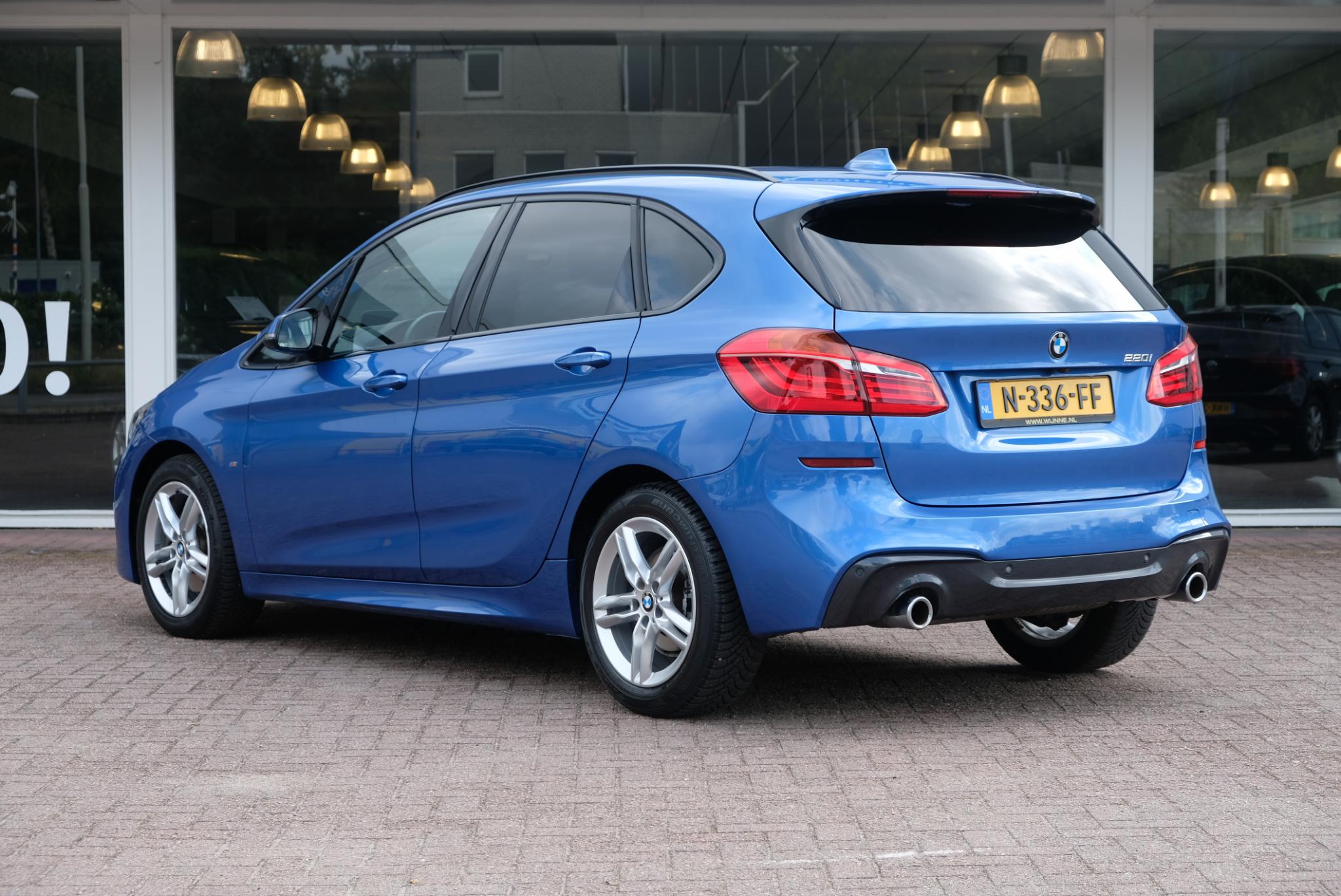 BMW 2 Serie 220i 192pk Aut. Active Tourer M Sport | Navi | Full LED | Panoramadak | Head-up Display | Camera | Climate afbeelding 29
