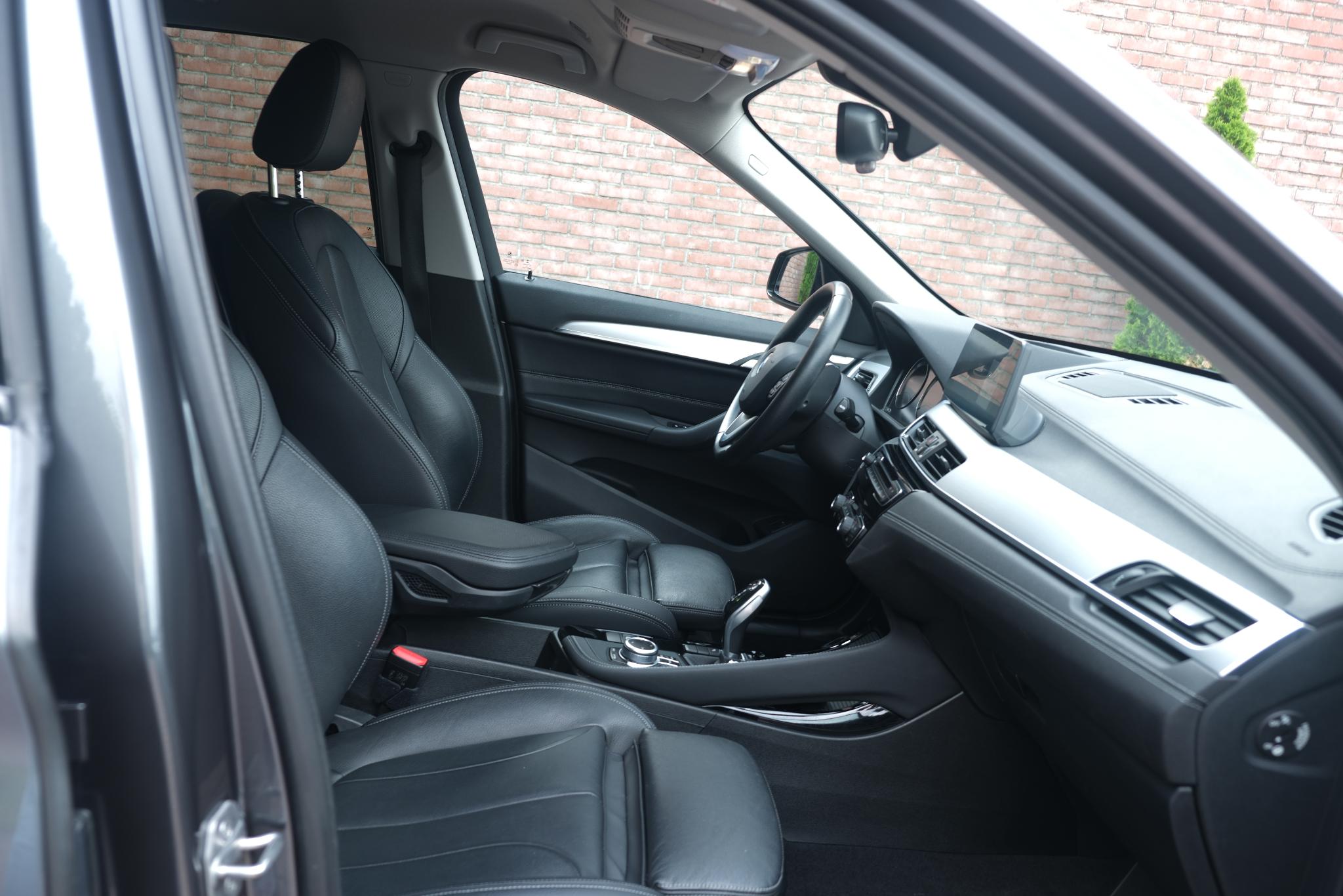 BMW X1 sDrive18i 140pk Aut. High Executive | Navi | Climate | Leder | Head-up Display | Elektrische Achterklep | Stoelverwarming | PDC afbeelding 3