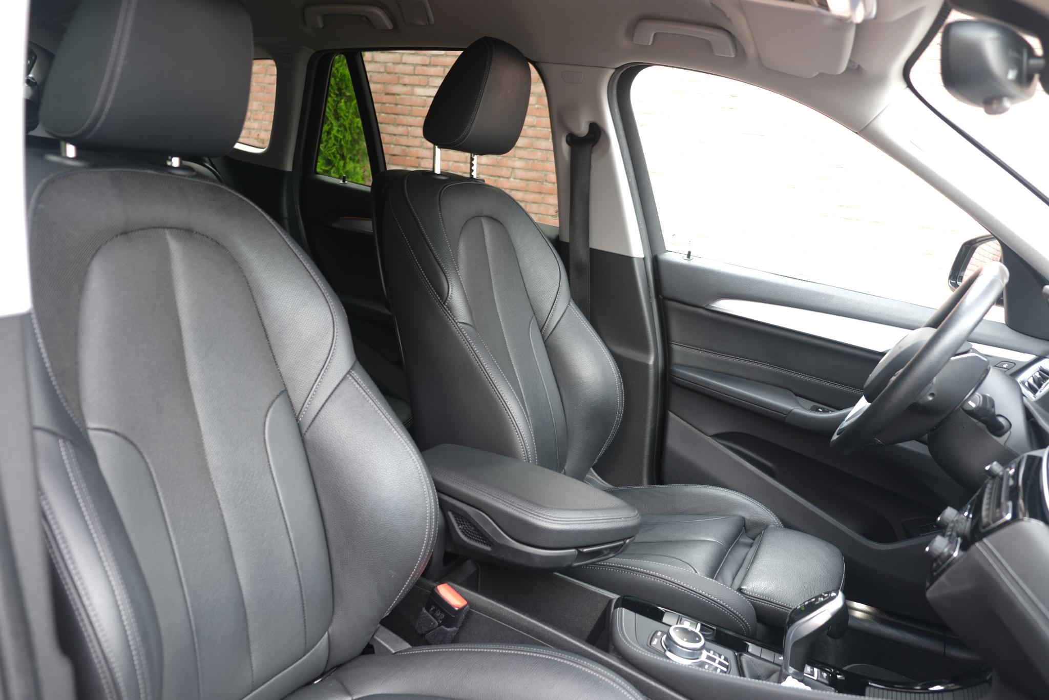 BMW X1 sDrive18i 140pk Aut. High Executive | Navi | Climate | Leder | Head-up Display | Elektrische Achterklep | Stoelverwarming | PDC afbeelding 4