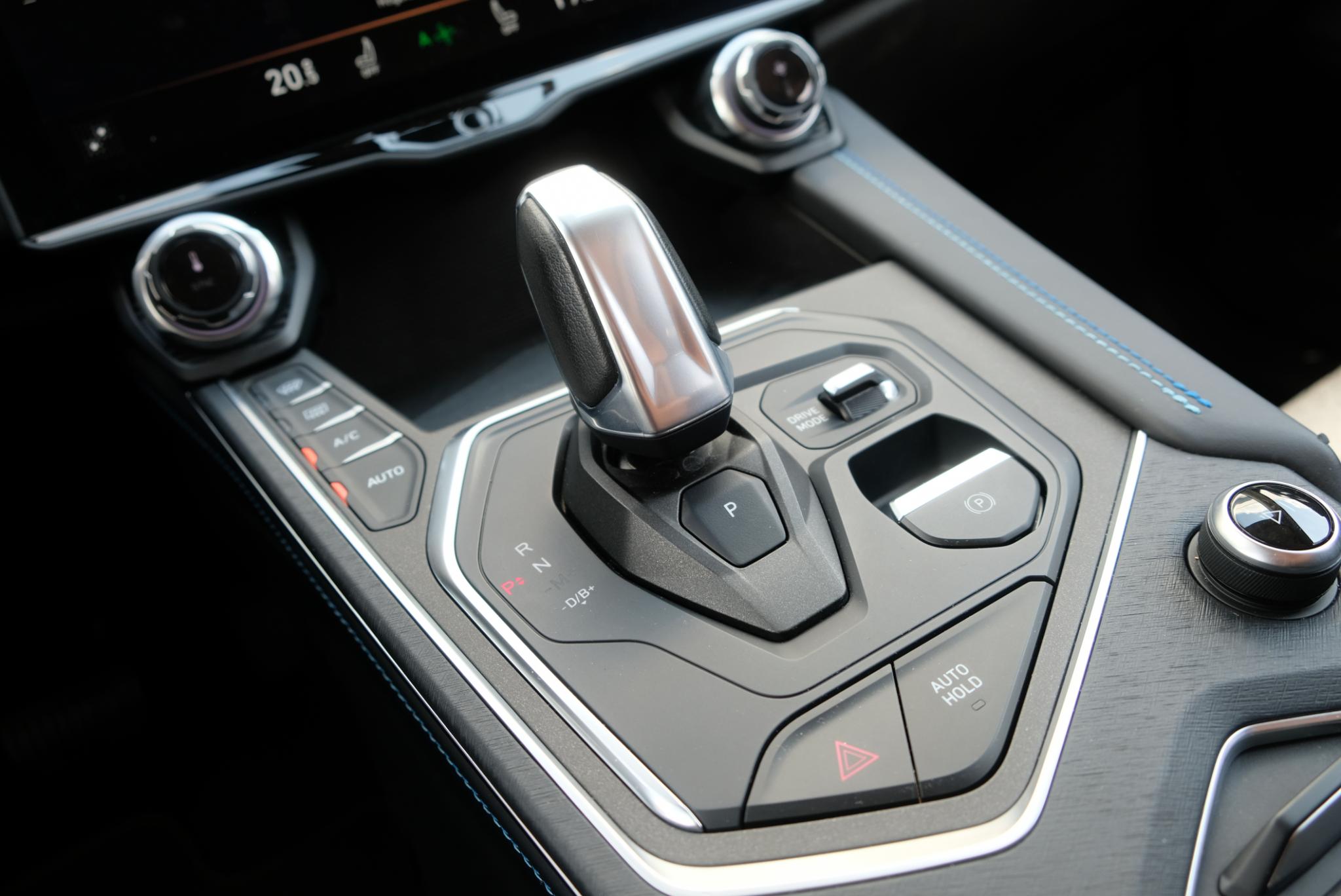 Lynk & Co 01 1.5 Plug-in Hybrid 261pk Aut. | 6,6 kWh OBC | Navi | Adaptive Cruise | 360° Camera | Panoramadak | Infinity Audio afbeelding 13
