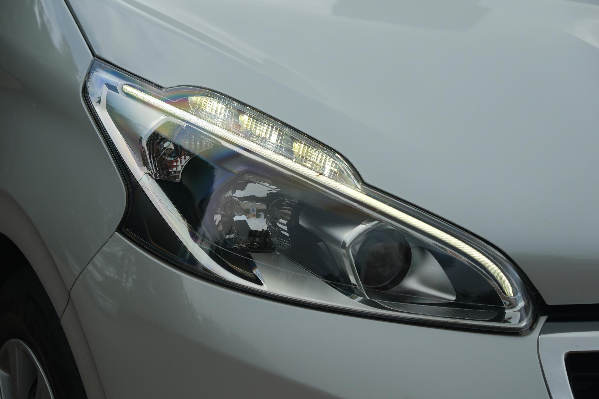 Peugeot 208 1.2 PureTech 82pk Blue Lion | Navi | App Connect | Airco | Cruise | PDC afbeelding 2
