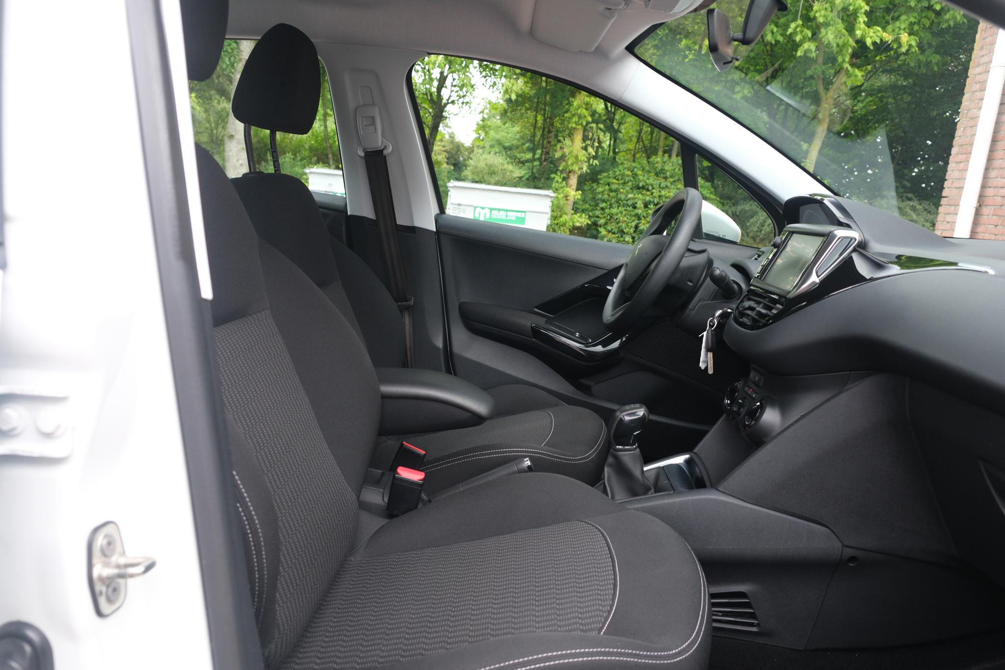 Peugeot 208 1.2 PureTech 82pk Blue Lion | Navi | App Connect | Airco | Cruise | PDC afbeelding 3