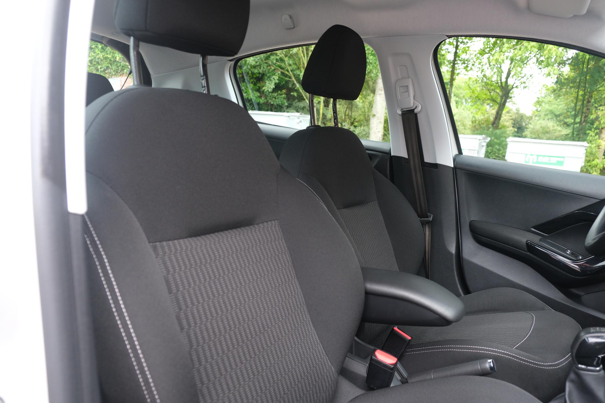 Peugeot 208 1.2 PureTech 82pk Blue Lion | Navi | App Connect | Airco | Cruise | PDC afbeelding 4