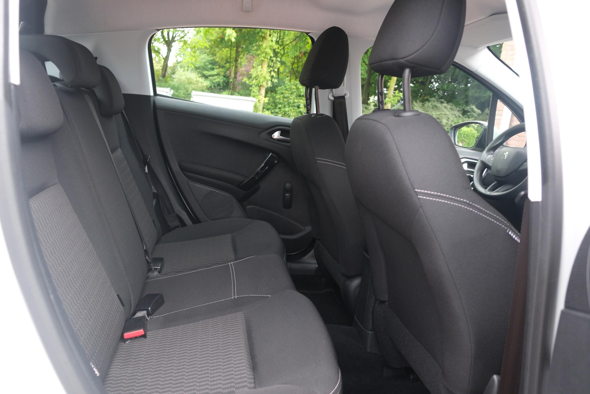 Peugeot 208 1.2 PureTech 82pk Blue Lion | Navi | App Connect | Airco | Cruise | PDC afbeelding 6
