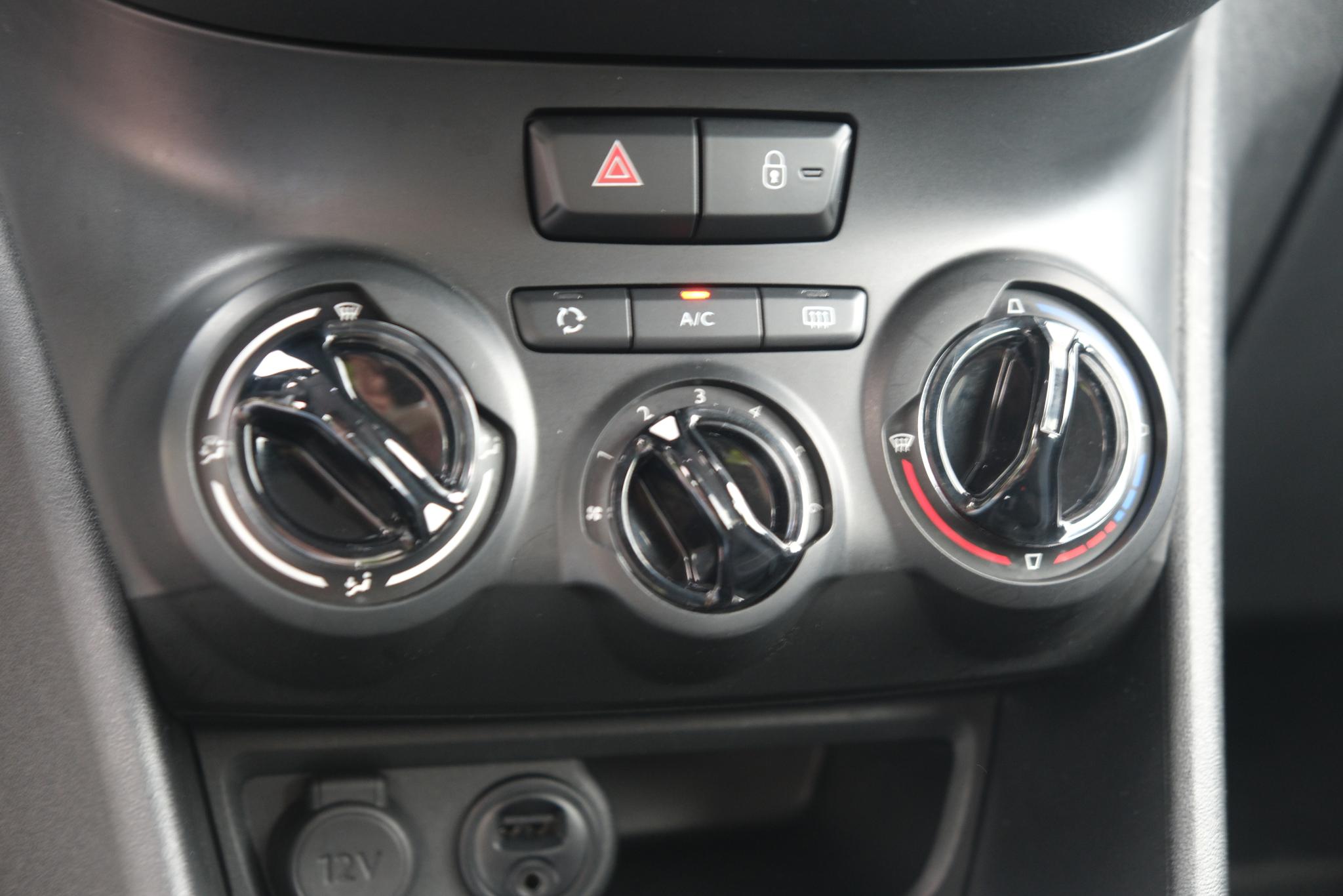 Peugeot 208 1.2 PureTech 82pk Blue Lion | Navi | App Connect | Airco | Cruise | PDC afbeelding 21