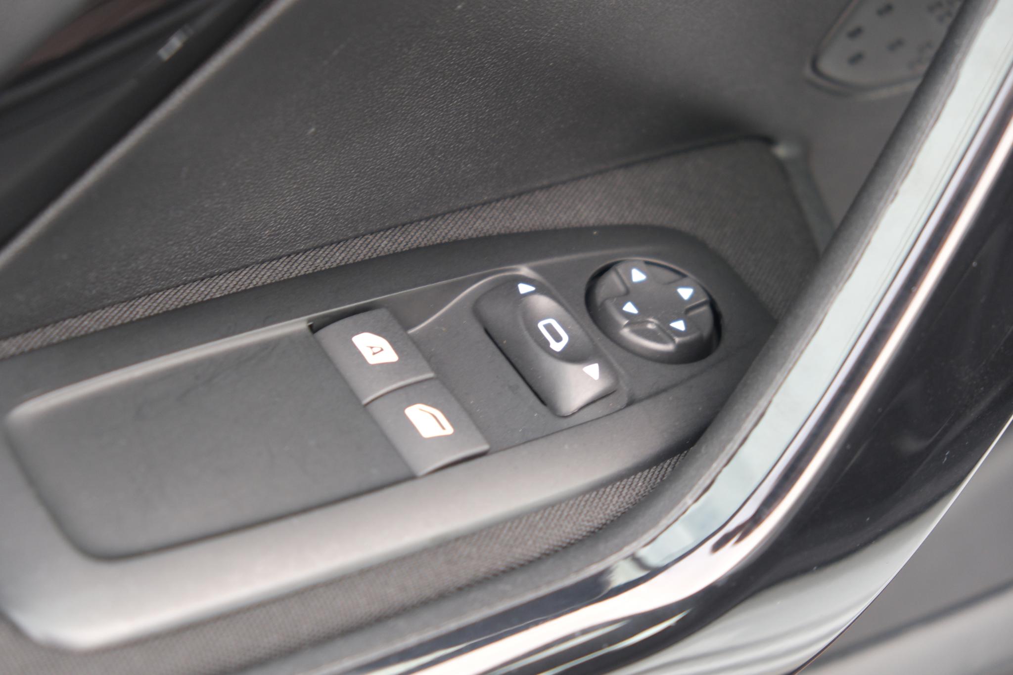 Peugeot 208 1.2 PureTech 82pk Blue Lion | Navi | App Connect | Airco | Cruise | PDC afbeelding 24