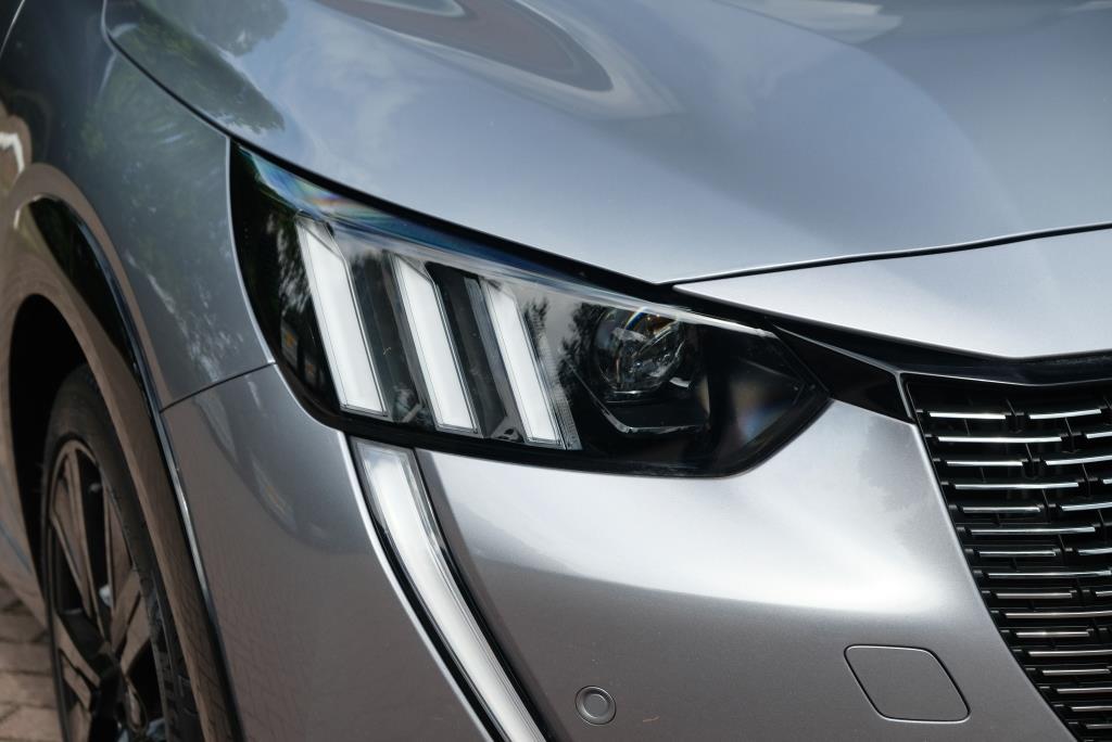 Peugeot 208 1.2 PureTech 100pk GT | Navi | Climate | Adaptive Cruise | Camera | Keyless | PDC afbeelding 2