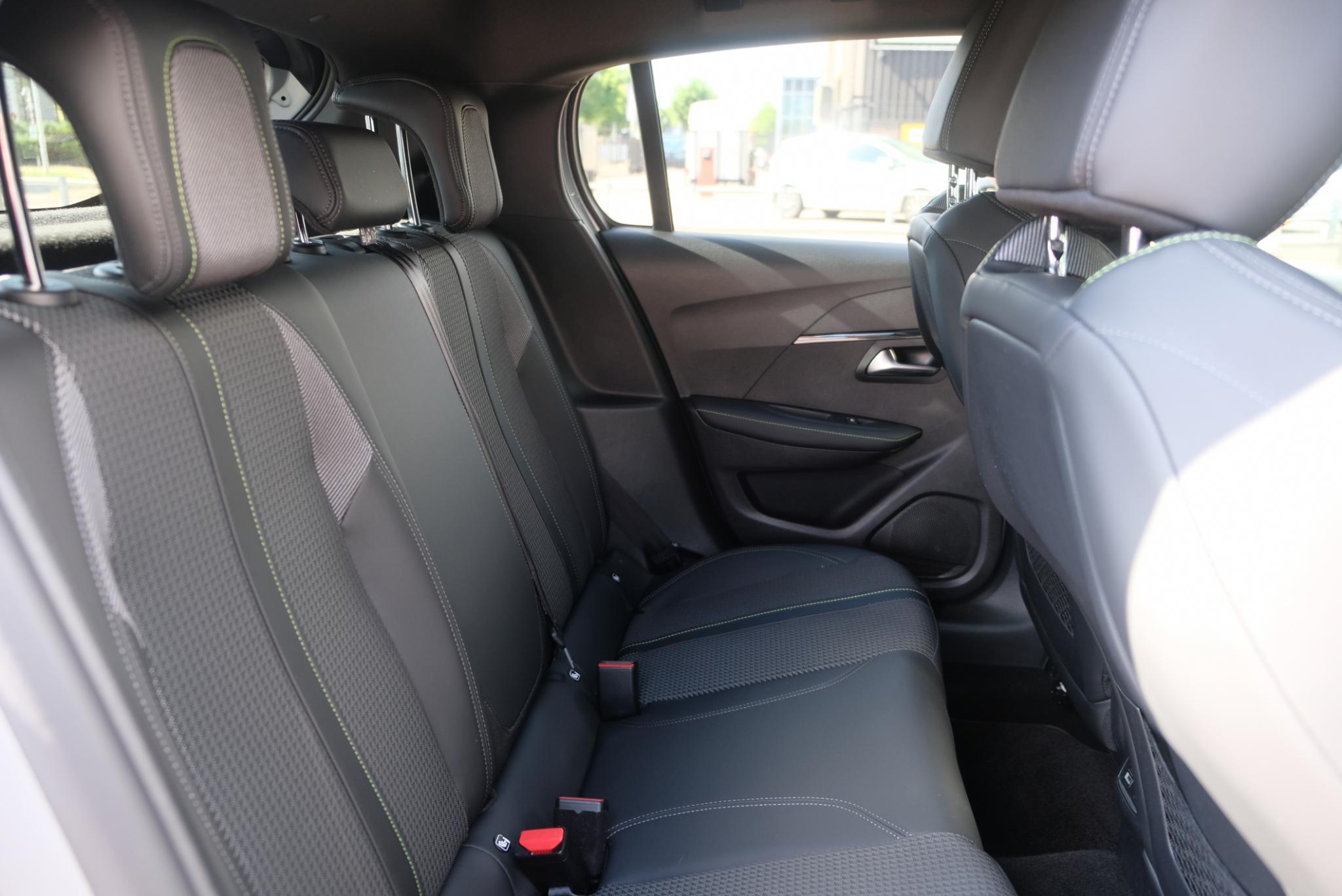 Peugeot 208 1.2 PureTech 100pk GT | Navi | Climate | Adaptive Cruise | Camera | Keyless | PDC afbeelding 9