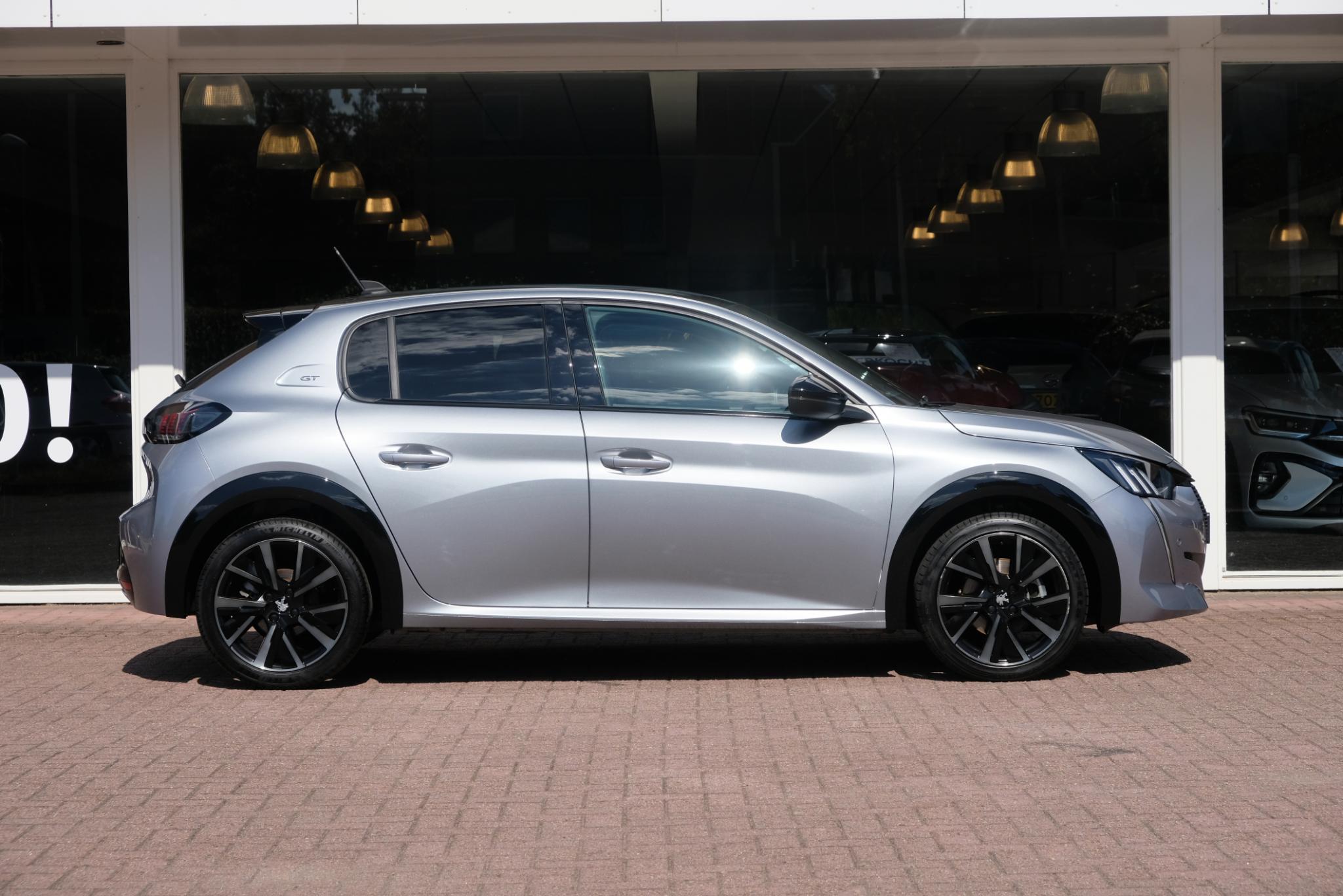 Peugeot 208 1.2 PureTech 100pk GT | Navi | Climate | Adaptive Cruise | Camera | Keyless | PDC afbeelding 3