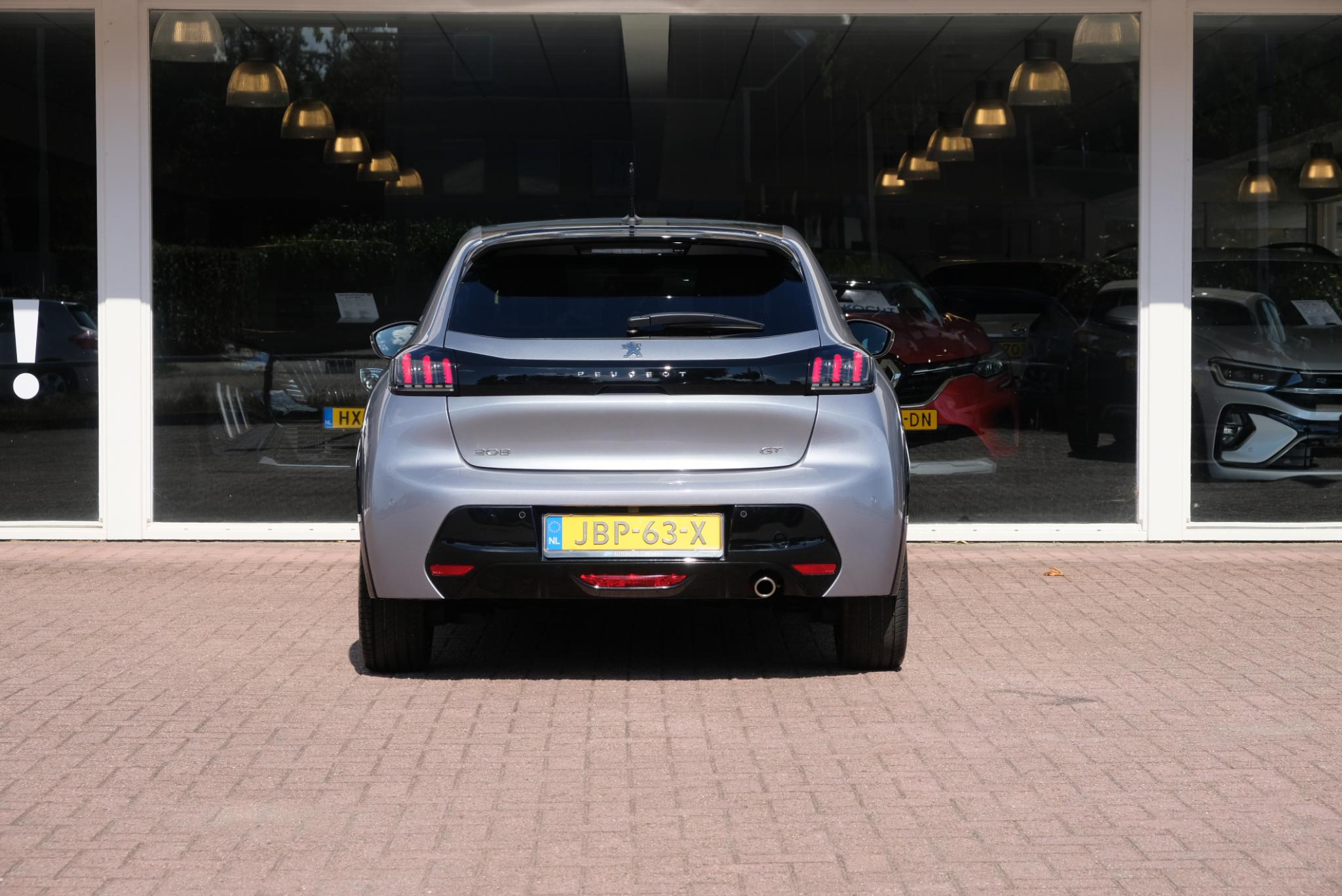 Peugeot 208 1.2 PureTech 100pk GT | Navi | Climate | Adaptive Cruise | Camera | Keyless | PDC afbeelding 5