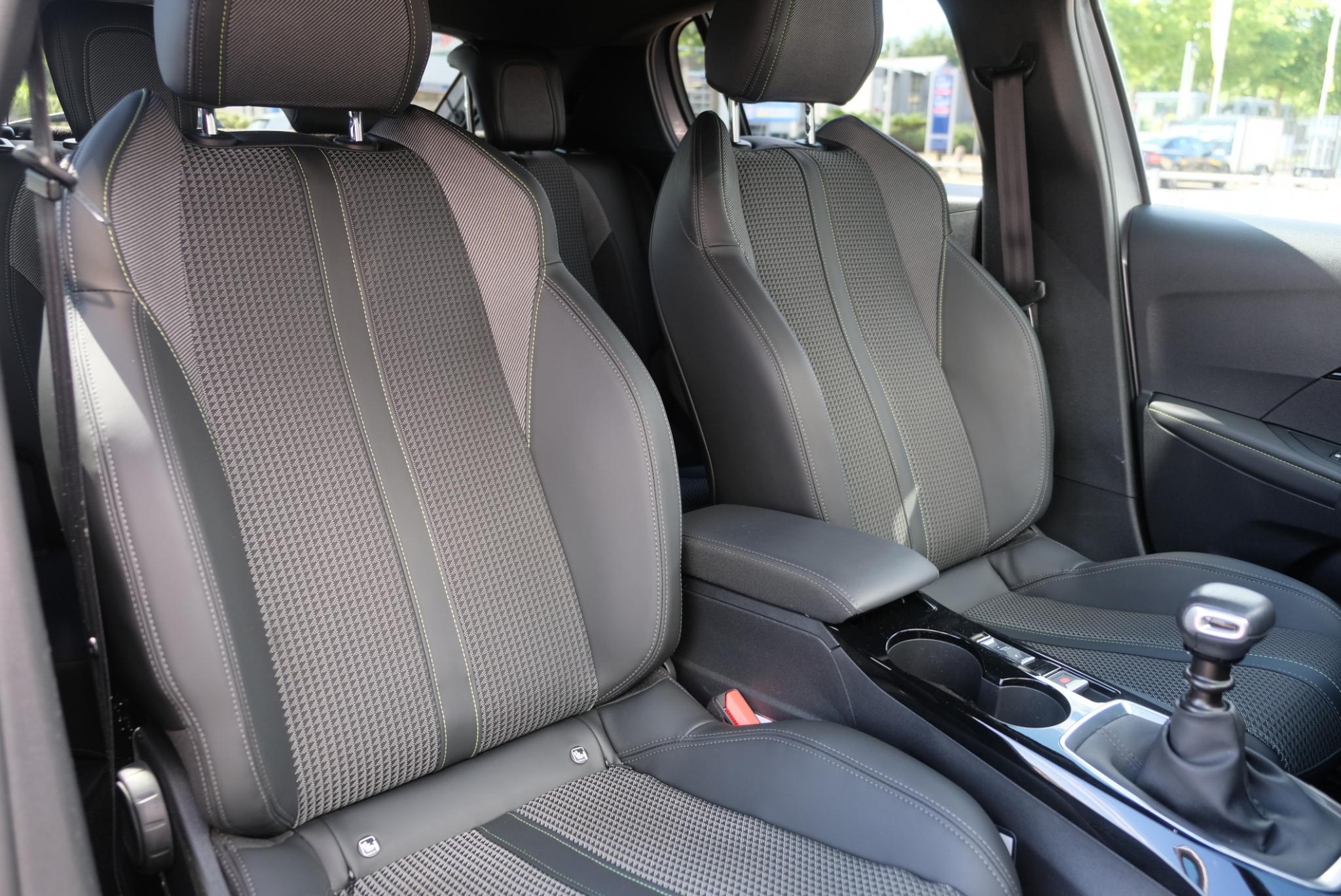 Peugeot 208 1.2 PureTech 100pk GT | Navi | Climate | Adaptive Cruise | Camera | Keyless | PDC afbeelding 7
