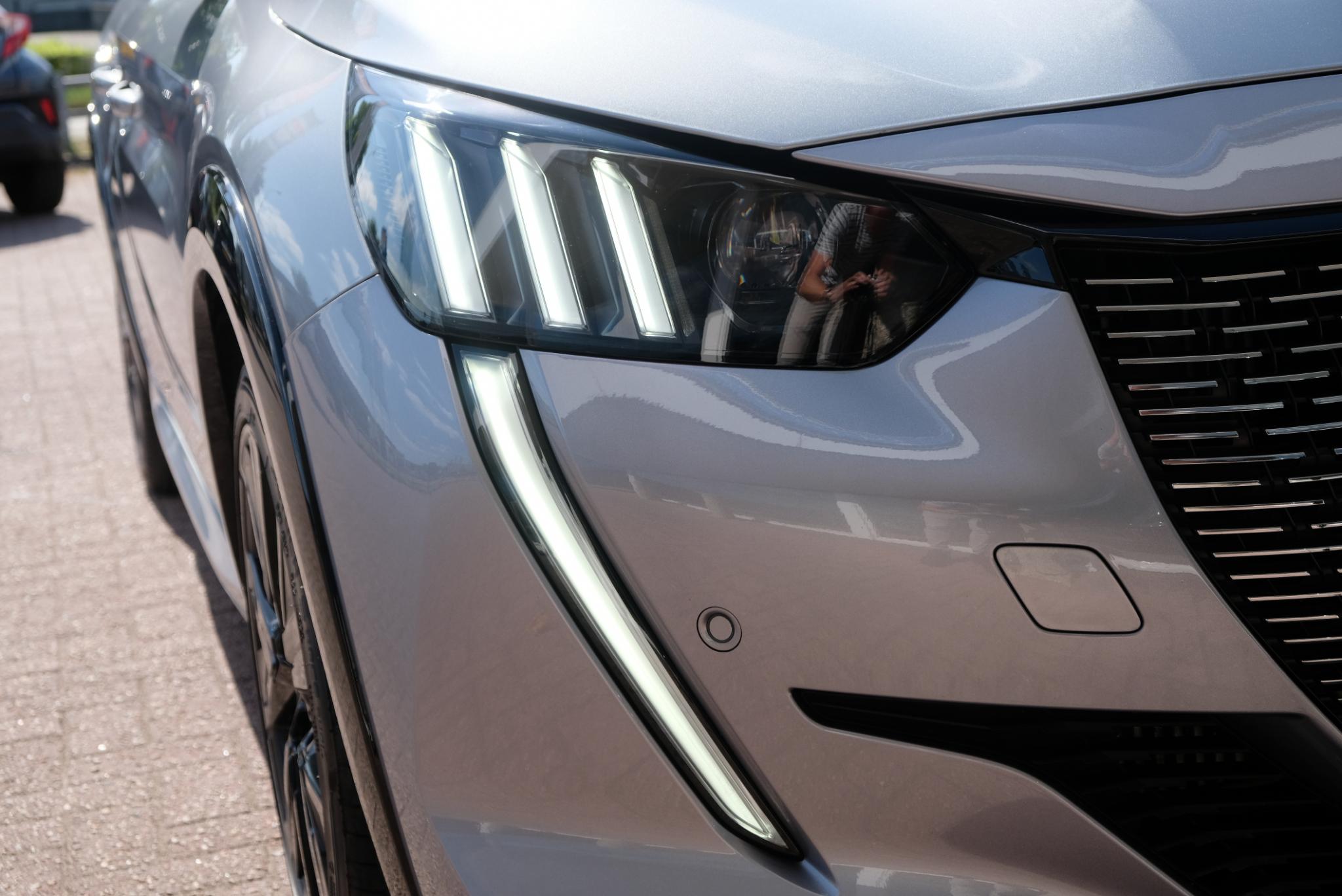Peugeot 208 1.2 PureTech 100pk GT | Navi | Climate | Adaptive Cruise | Camera | Keyless | PDC afbeelding 21