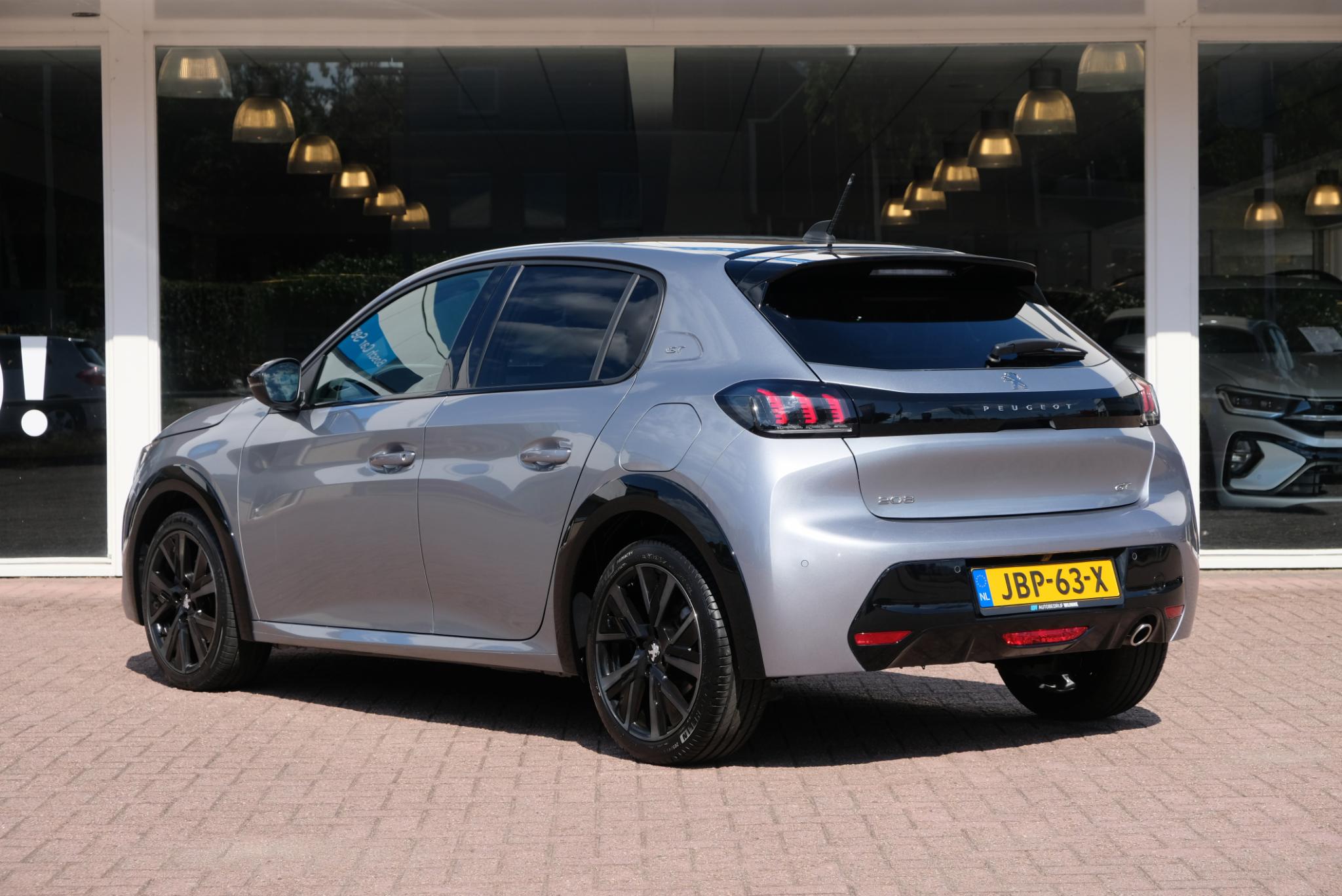 Peugeot 208 1.2 PureTech 100pk GT | Navi | Climate | Adaptive Cruise | Camera | Keyless | PDC afbeelding 23