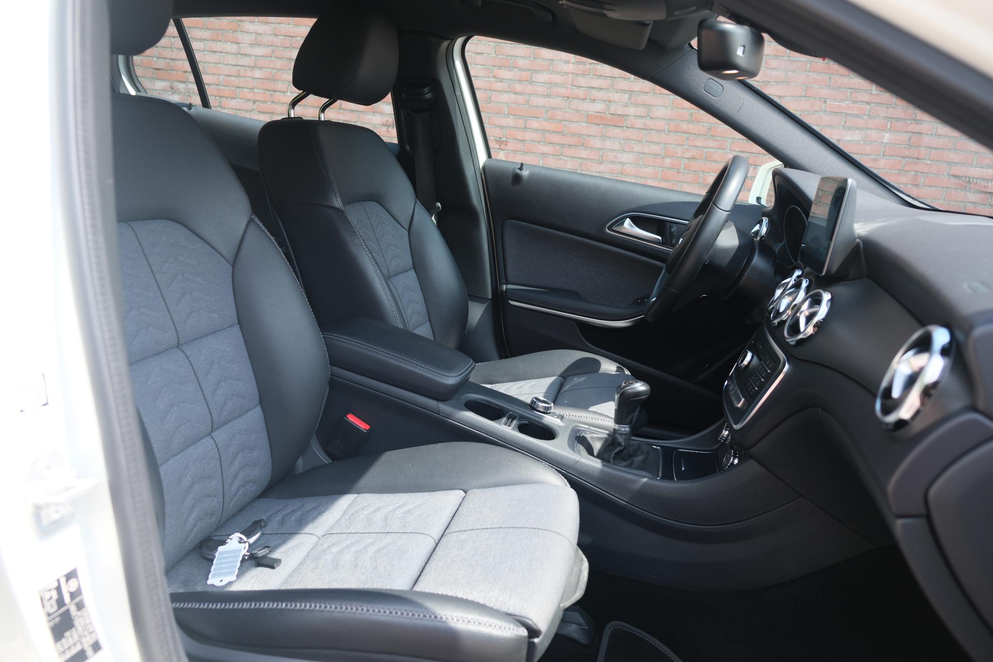 Mercedes-Benz GLA 180 122pk Business Solution | Navi | Climate | Cruise | Camera | 17" velgen afbeelding 3