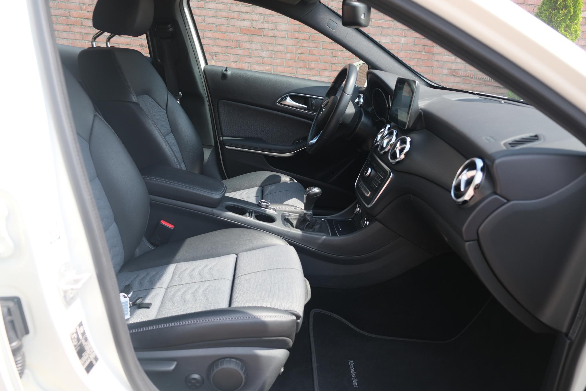 Mercedes-Benz GLA 180 122pk Business Solution | Navi | Climate | Cruise | Camera | 17" velgen afbeelding 4