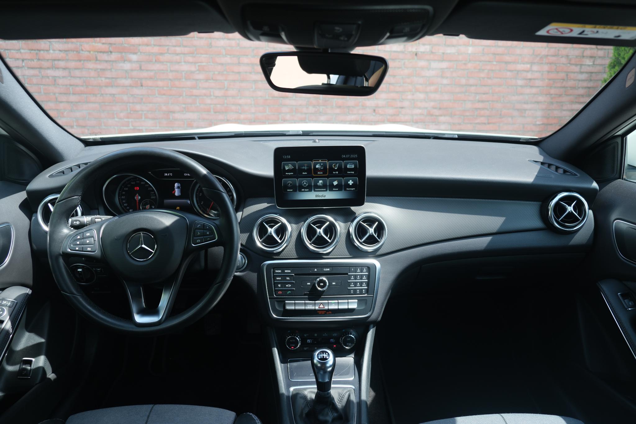 Mercedes-Benz GLA 180 122pk Business Solution | Navi | Climate | Cruise | Camera | 17" velgen afbeelding 7