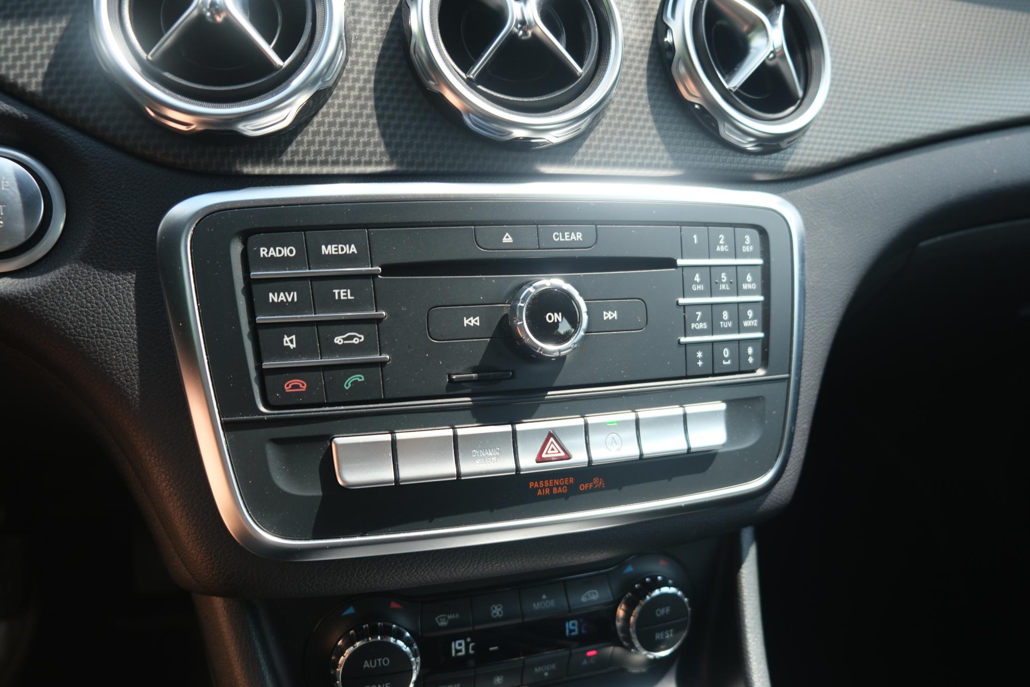 Mercedes-Benz GLA 180 122pk Business Solution | Navi | Climate | Cruise | Camera | 17" velgen afbeelding 14