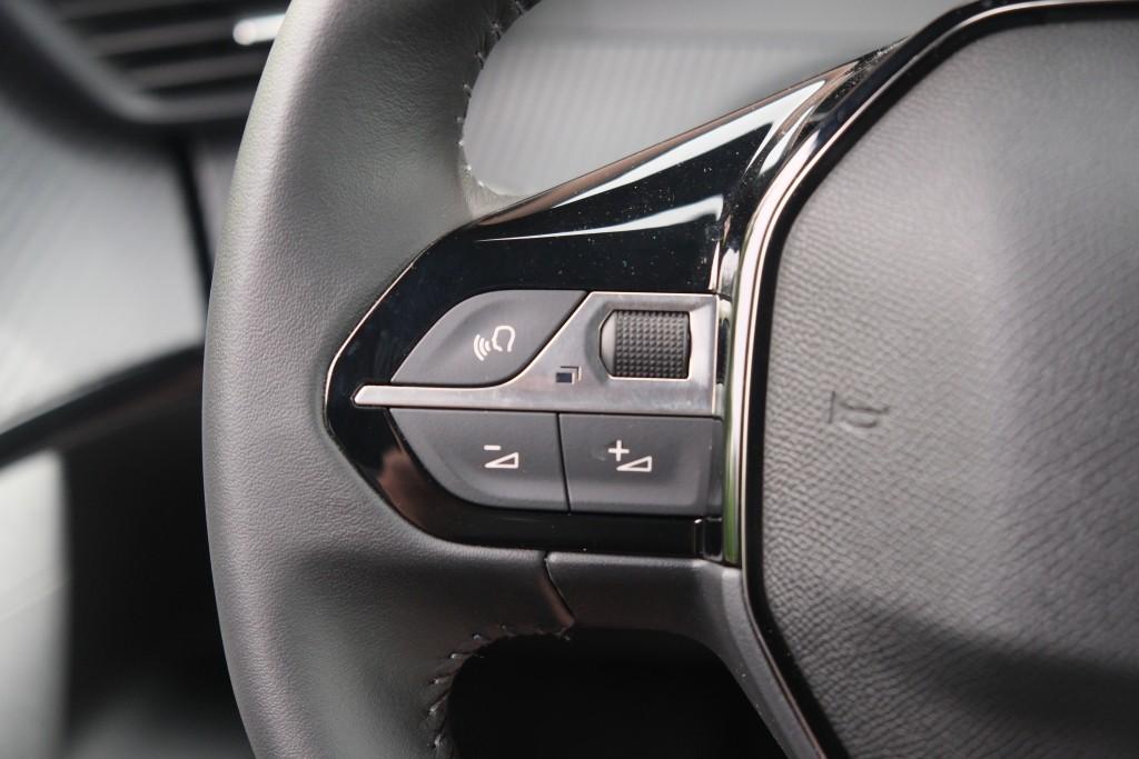 Peugeot 2008 1.2 PureTech 130pk Allure | App Connect | Climate | Cruise | Stoelverwarming | PDC afbeelding 9