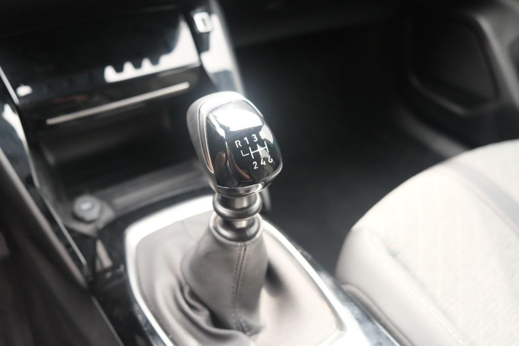 Peugeot 2008 1.2 PureTech 130pk Allure | App Connect | Climate | Cruise | Stoelverwarming | PDC afbeelding 10