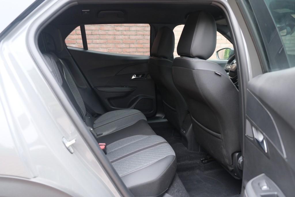 Peugeot 2008 1.2 PureTech 130pk Allure | App Connect | Climate | Cruise | Stoelverwarming | PDC afbeelding 25