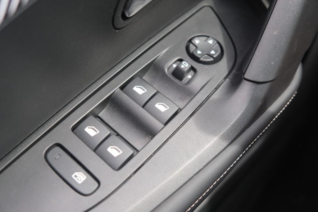 Peugeot 2008 1.2 PureTech 130pk Allure | App Connect | Climate | Cruise | Stoelverwarming | PDC afbeelding 37