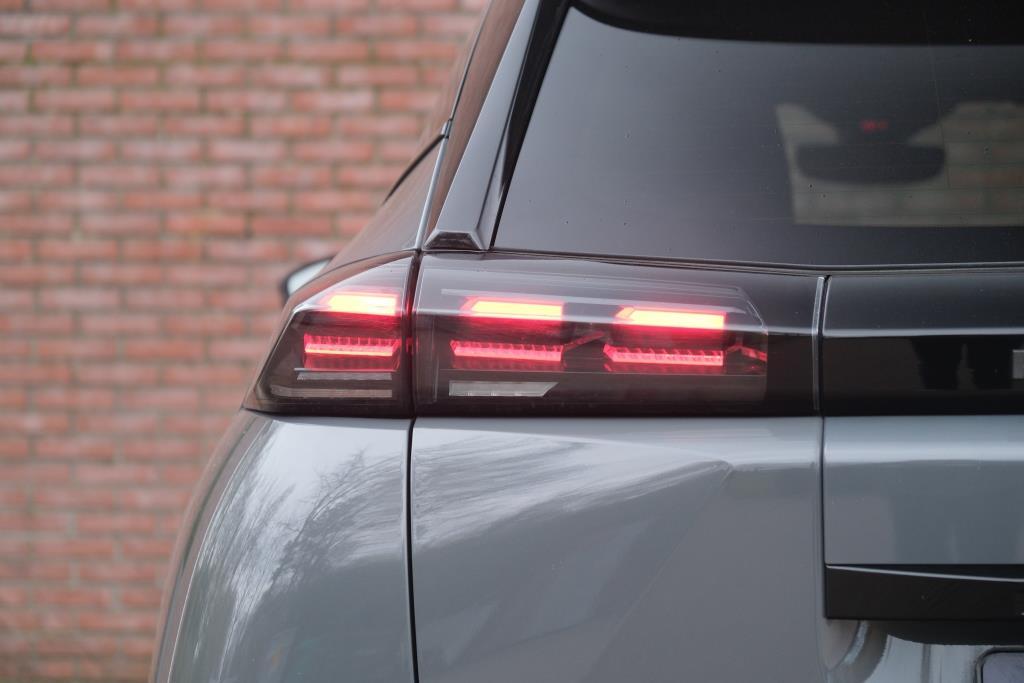 Peugeot 2008 1.2 PureTech 130pk EAT8 GT Pack | Navi | App Connect | Adaptive Cruise | Keyless | Alcantara | Camera | PDC afbeelding 32