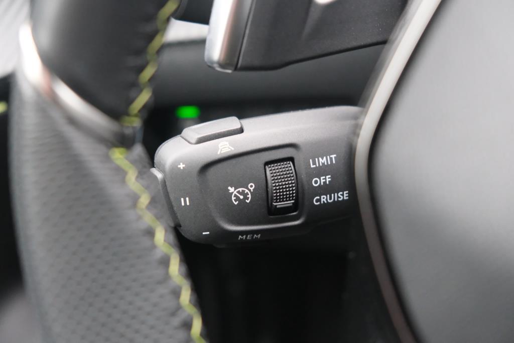 Peugeot 2008 1.2 PureTech 130pk EAT8 GT Pack | Navi | App Connect | Adaptive Cruise | Keyless | Alcantara | Camera | PDC afbeelding 25
