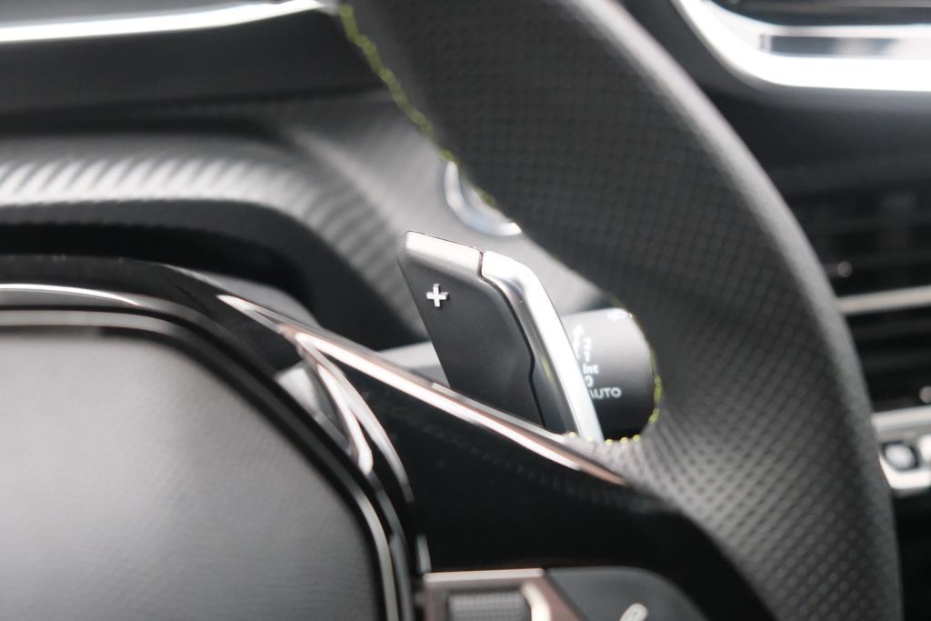Peugeot 2008 1.2 PureTech 130pk EAT8 GT Pack | Navi | App Connect | Adaptive Cruise | Keyless | Alcantara | Camera | PDC afbeelding 26