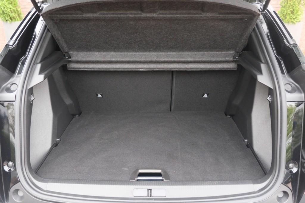 Peugeot 2008 1.2 PureTech 130pk EAT8 GT Pack | Navi | App Connect | Adaptive Cruise | Keyless | Alcantara | Camera | PDC afbeelding 37
