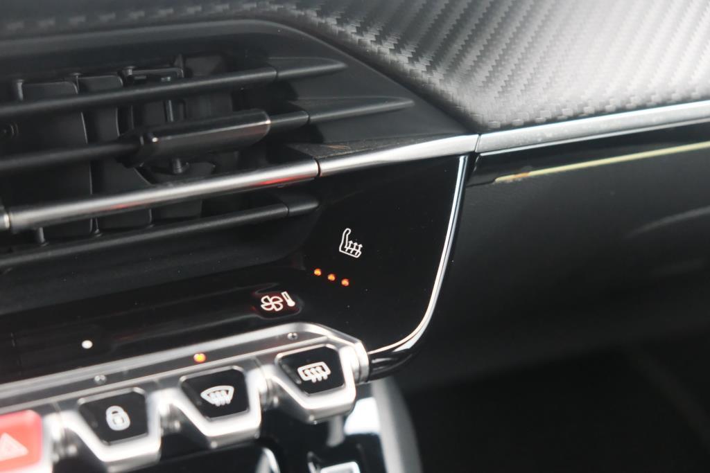 Peugeot 2008 1.2 PureTech 130pk EAT8 GT Pack | Navi | App Connect | Adaptive Cruise | Keyless | Alcantara | Camera | PDC afbeelding 21