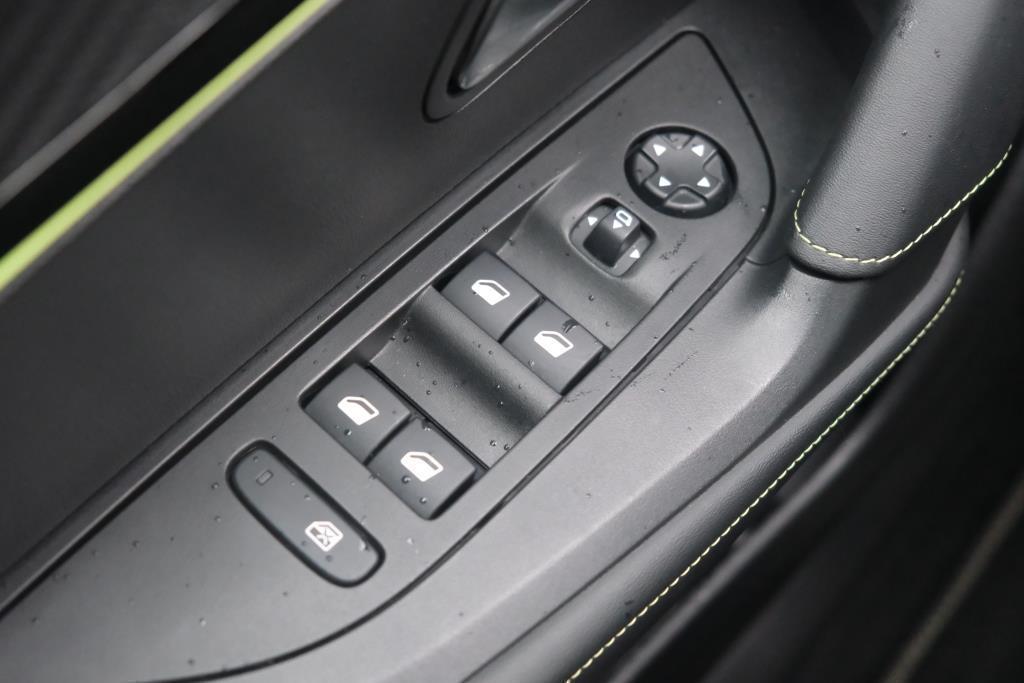 Peugeot 2008 1.2 PureTech 130pk EAT8 GT Pack | Navi | App Connect | Adaptive Cruise | Keyless | Alcantara | Camera | PDC afbeelding 25