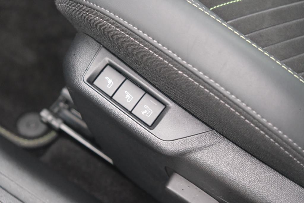 Peugeot 2008 1.2 PureTech 130pk EAT8 GT Pack | Navi | App Connect | Adaptive Cruise | Keyless | Alcantara | Camera | PDC afbeelding 27