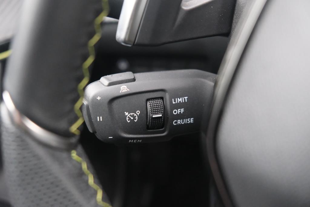 Peugeot 2008 1.2 PureTech 130pk EAT8 GT Pack | Navi | App Connect | Adaptive Cruise | Keyless | Alcantara | Camera | PDC afbeelding 30