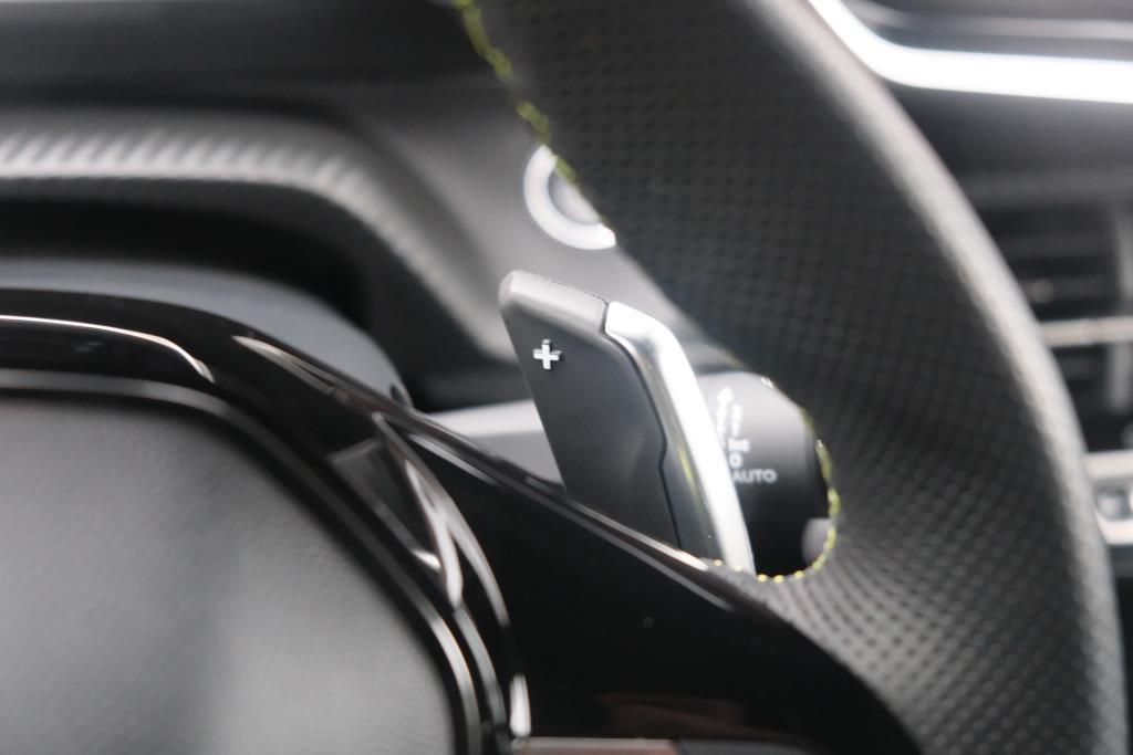 Peugeot 2008 1.2 PureTech 130pk EAT8 GT Pack | Navi | App Connect | Adaptive Cruise | Keyless | Alcantara | Camera | PDC afbeelding 31