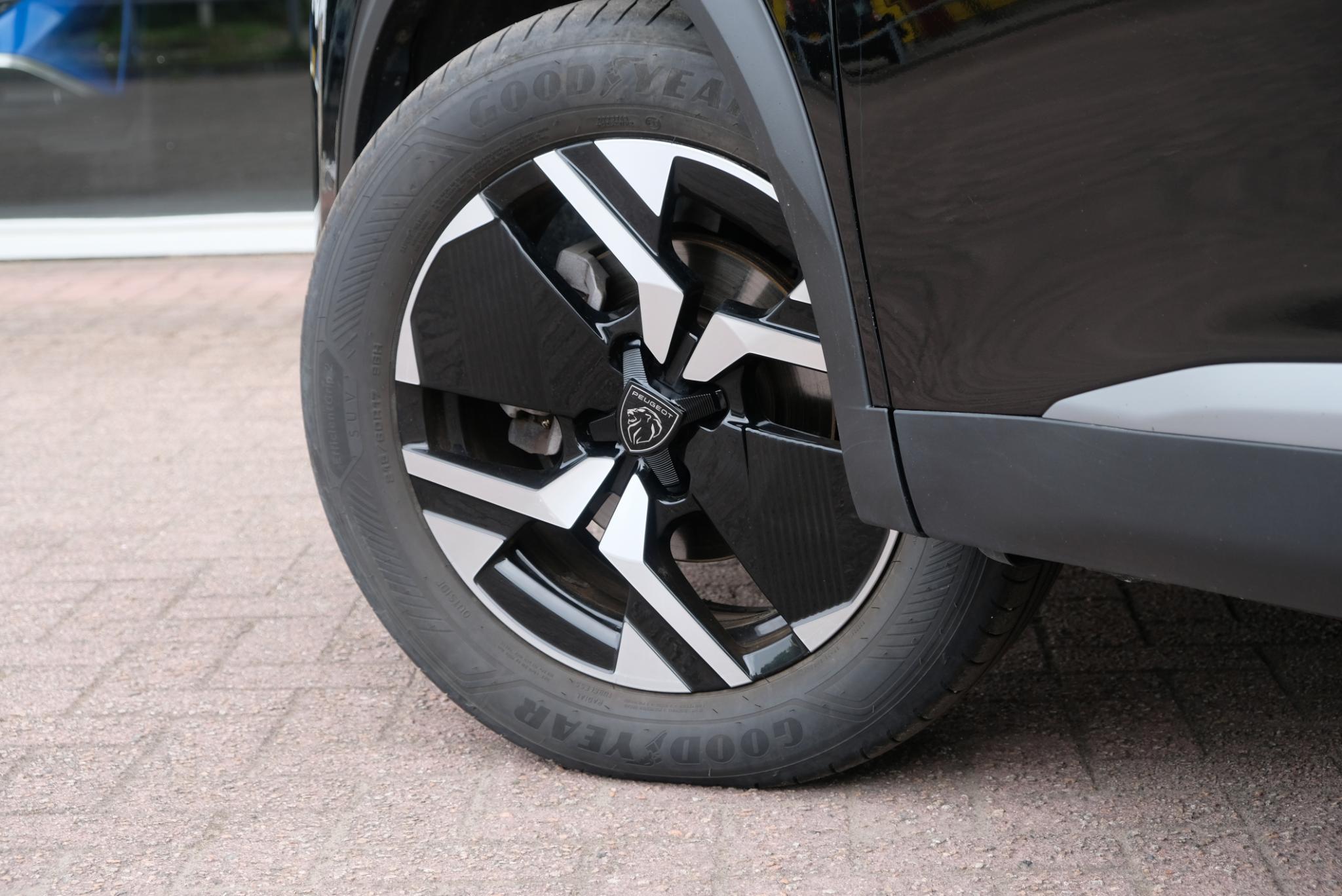 Peugeot 2008 1.2 PureTech 130pk EAT8 GT Pack | Navi | App Connect | Adaptive Cruise | Keyless | Alcantara | Camera | PDC afbeelding 36