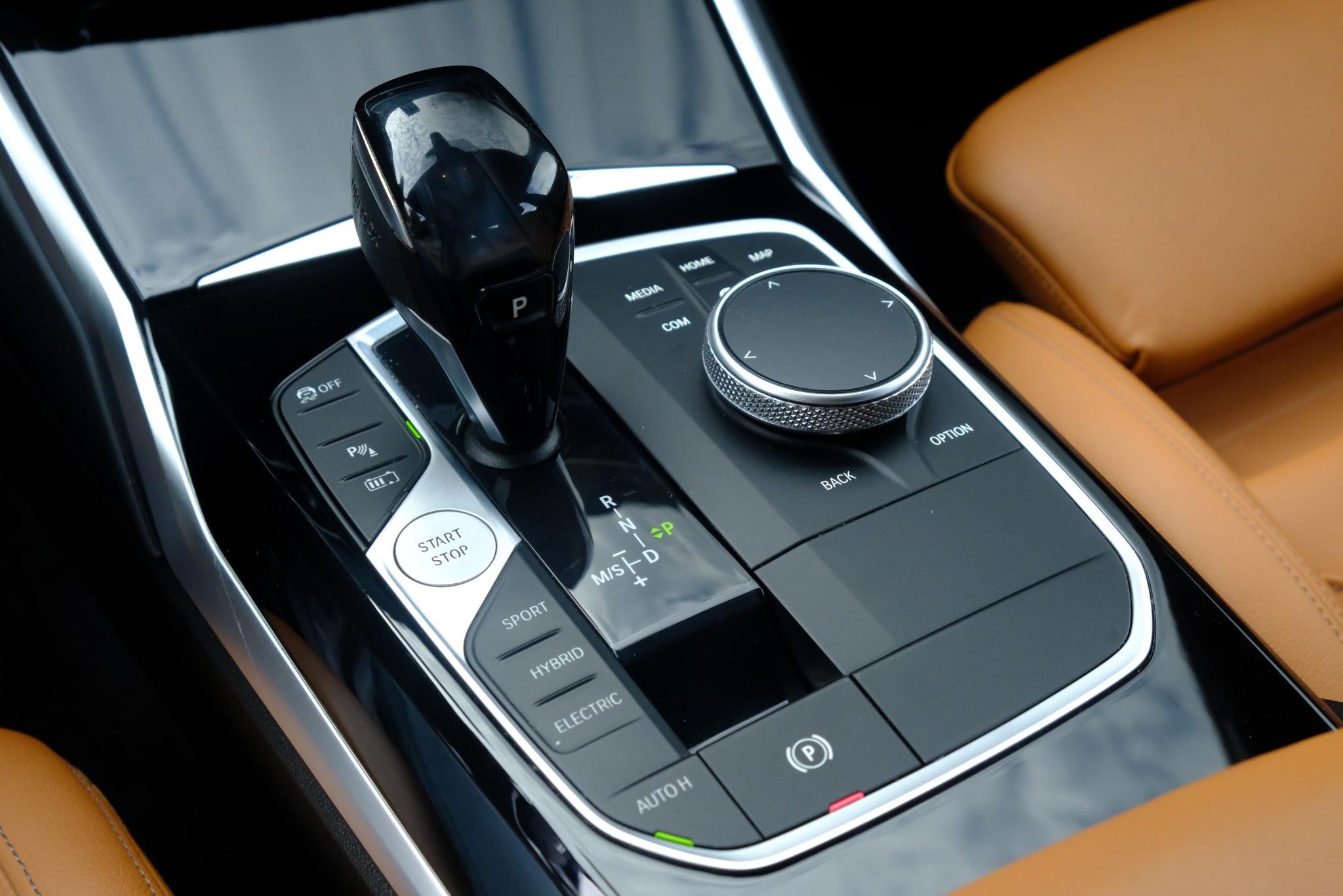 BMW 3-serie 330e eDrive Edition | Navi | App Connect | Climate | Cruise | Camera | Leder | PDC afbeelding 21