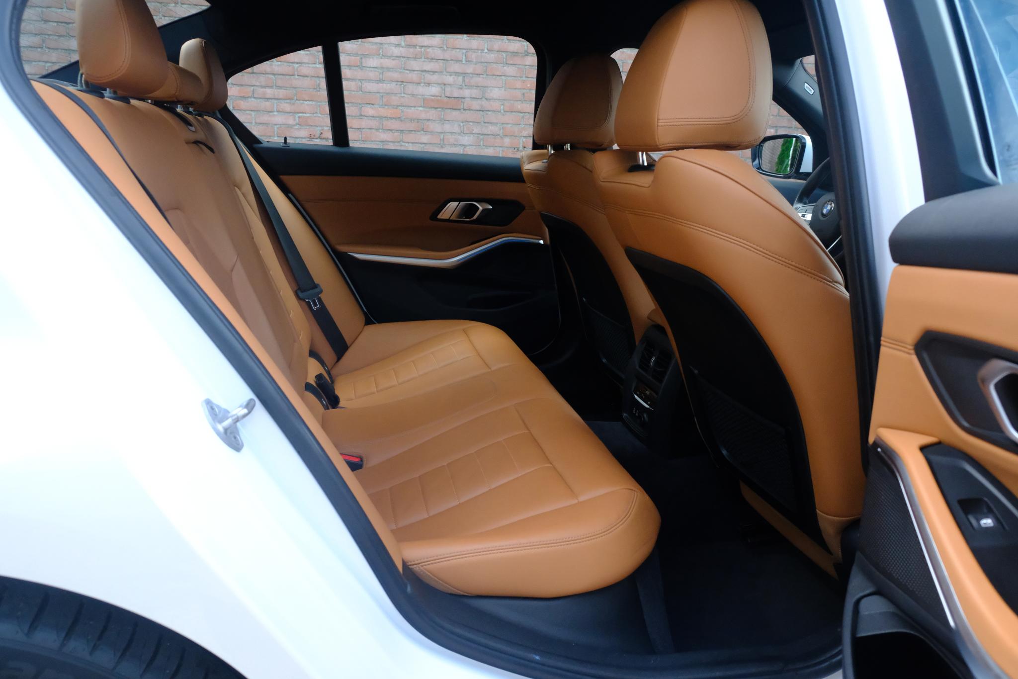 BMW 3-serie 330e eDrive Edition | Navi | App Connect | Climate | Cruise | Camera | Leder | PDC afbeelding 6