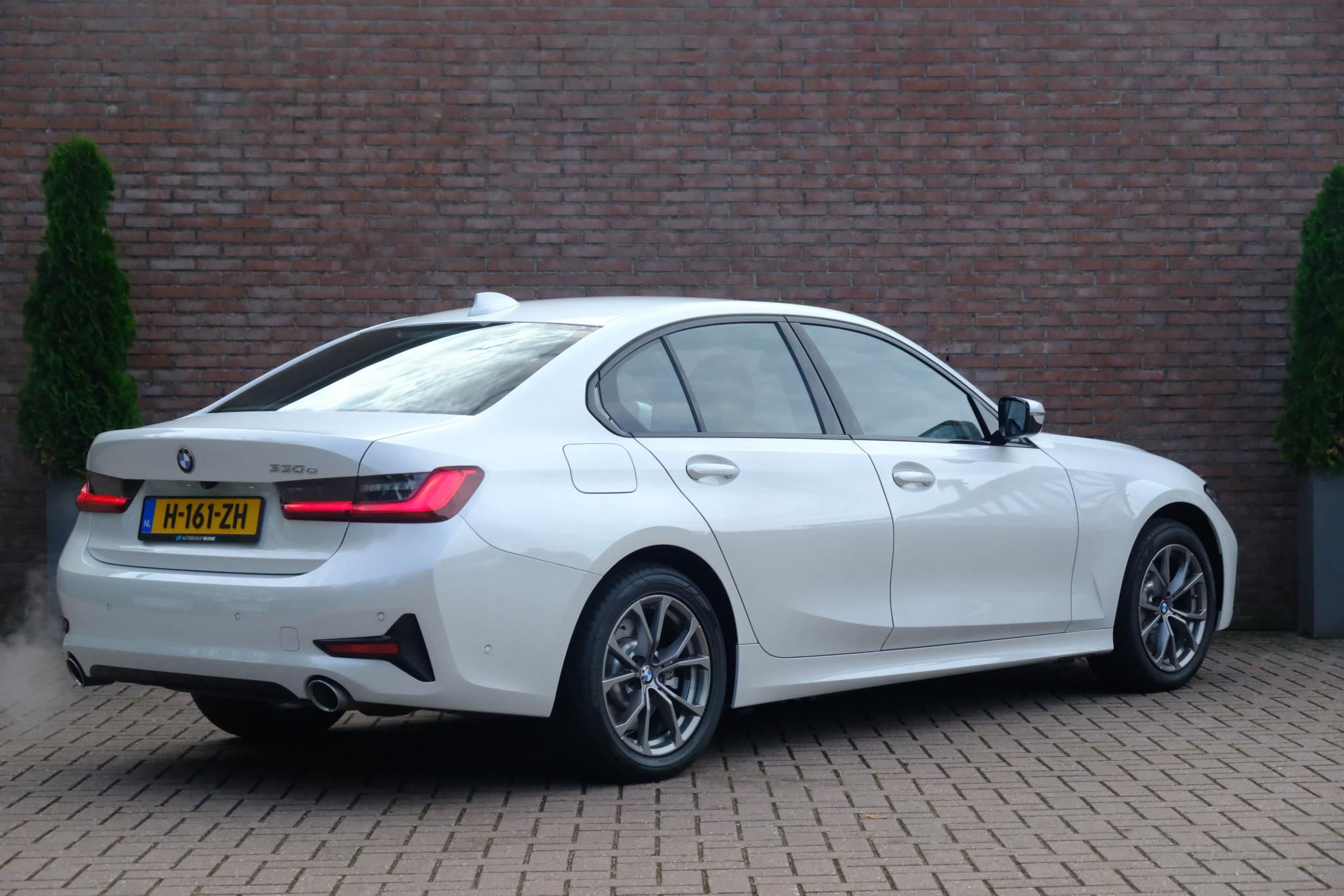 BMW 3-serie 330e eDrive Edition | Navi | App Connect | Climate | Cruise | Camera | Leder | PDC afbeelding 28