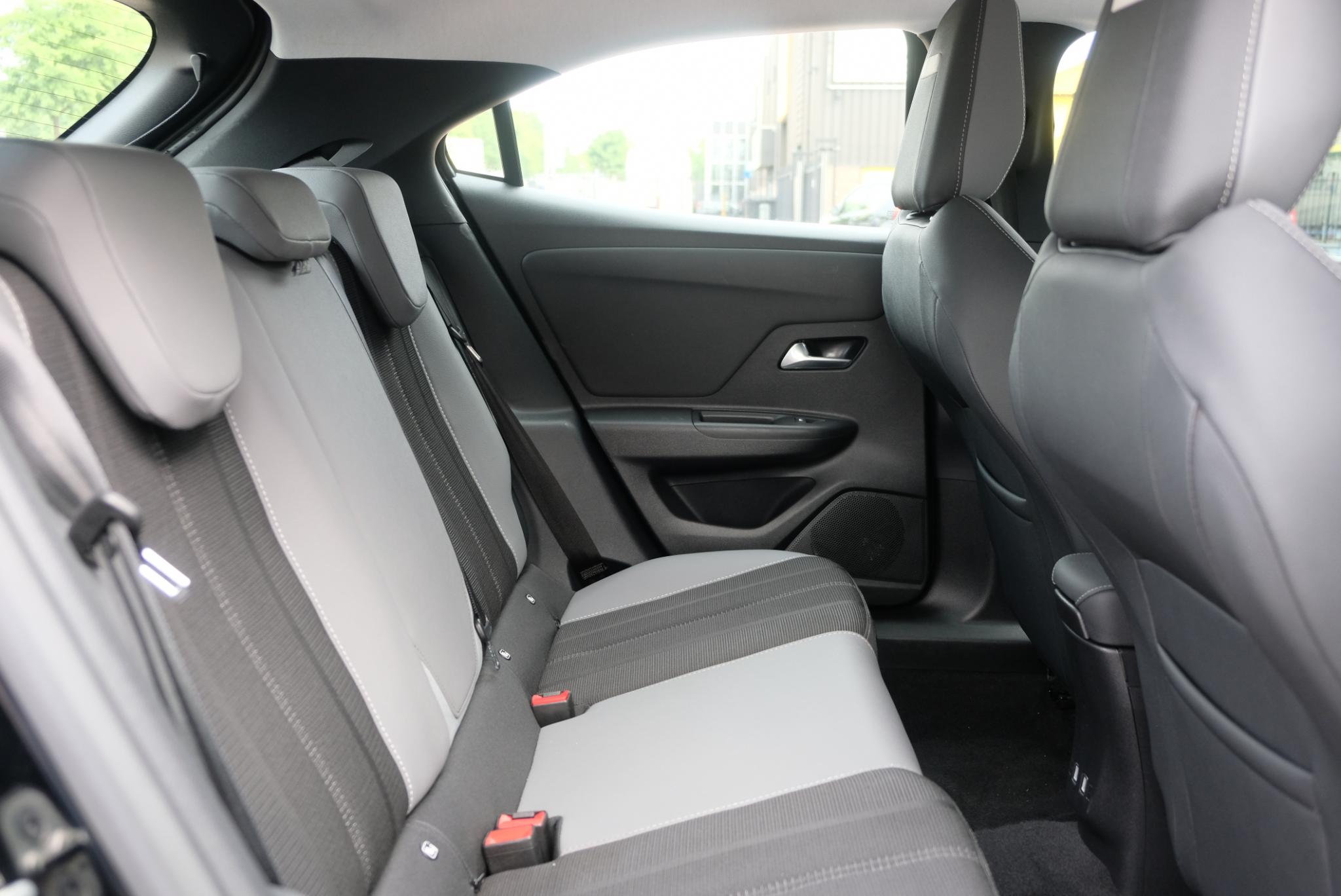 Opel Mokka 1.2 Turbo 136pk Elegance | Navi | App Connect | Climate | Cruise | Camera | Blind Spot | Keyless | PDC afbeelding 11