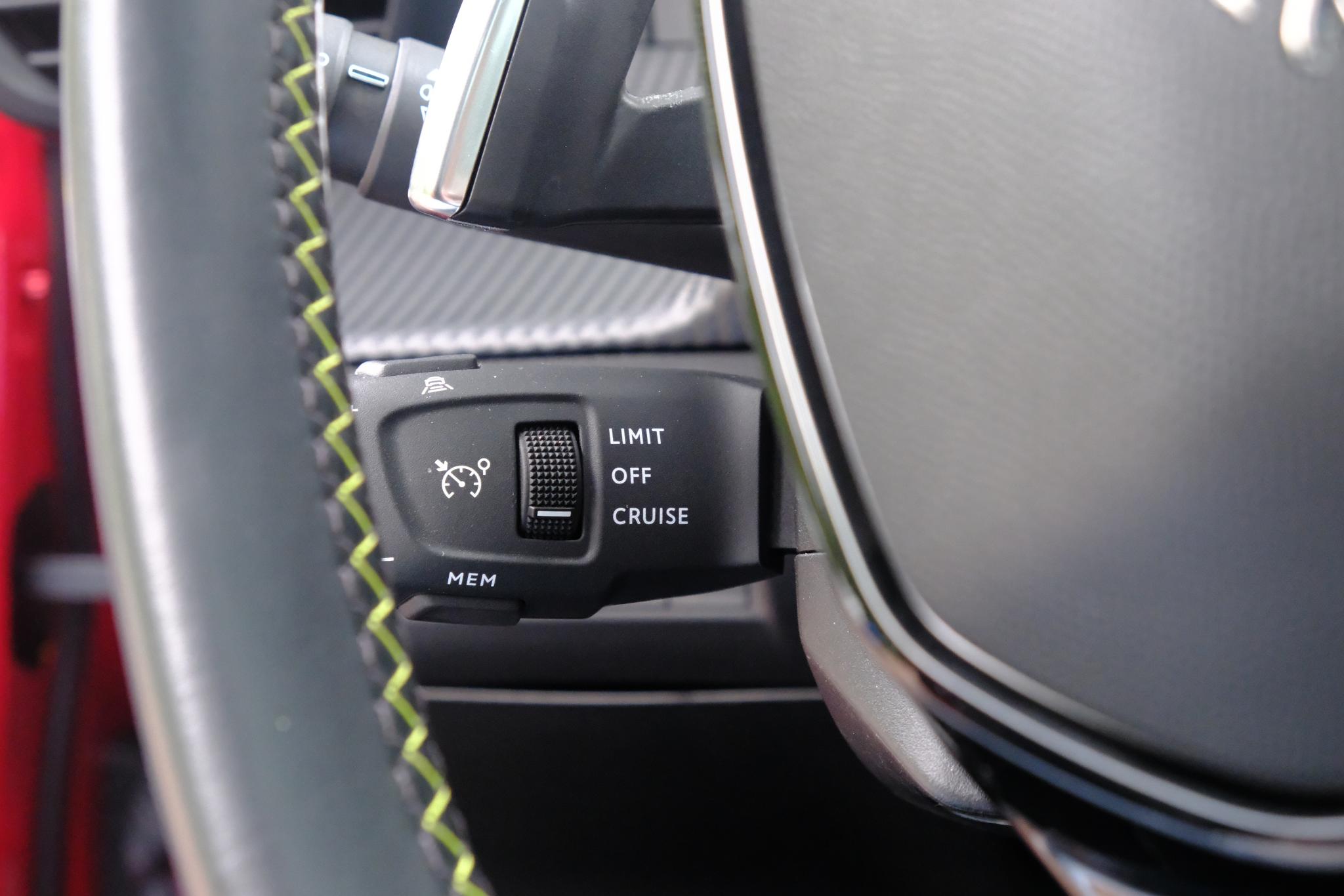 Peugeot 208 1.2 PureTech 130pk EAT8 GT-Line | Navi | App Connect | Climate | Adaptive Cruise | Panoramadak | Camera | Keyless | Blind Spot | Trekhaak afbeelding 13