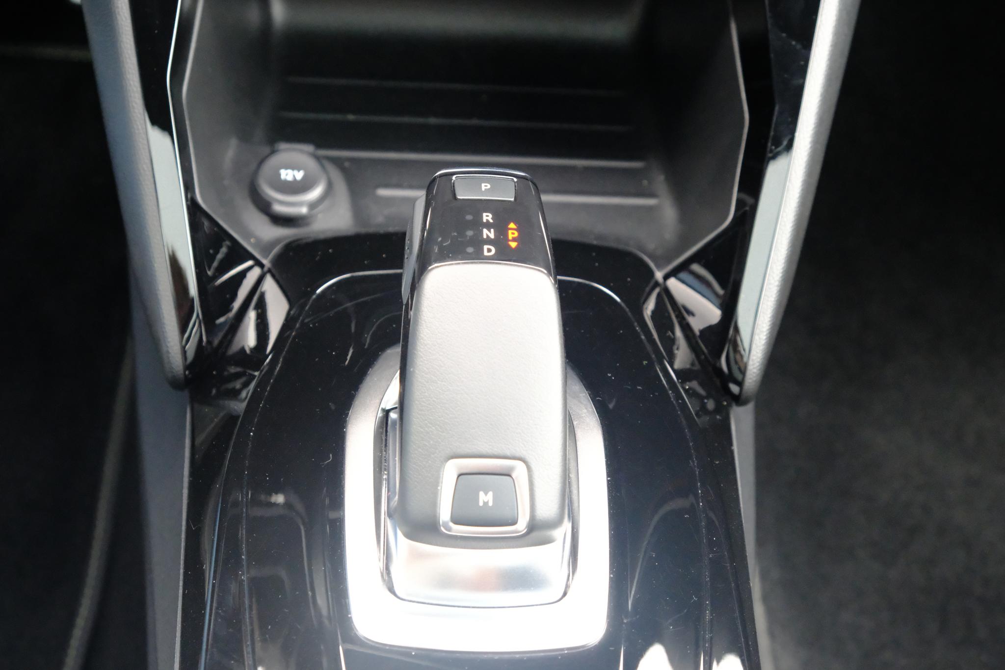 Peugeot 208 1.2 PureTech 130pk EAT8 GT-Line | Navi | App Connect | Climate | Adaptive Cruise | Panoramadak | Camera | Keyless | Blind Spot | Trekhaak afbeelding 22