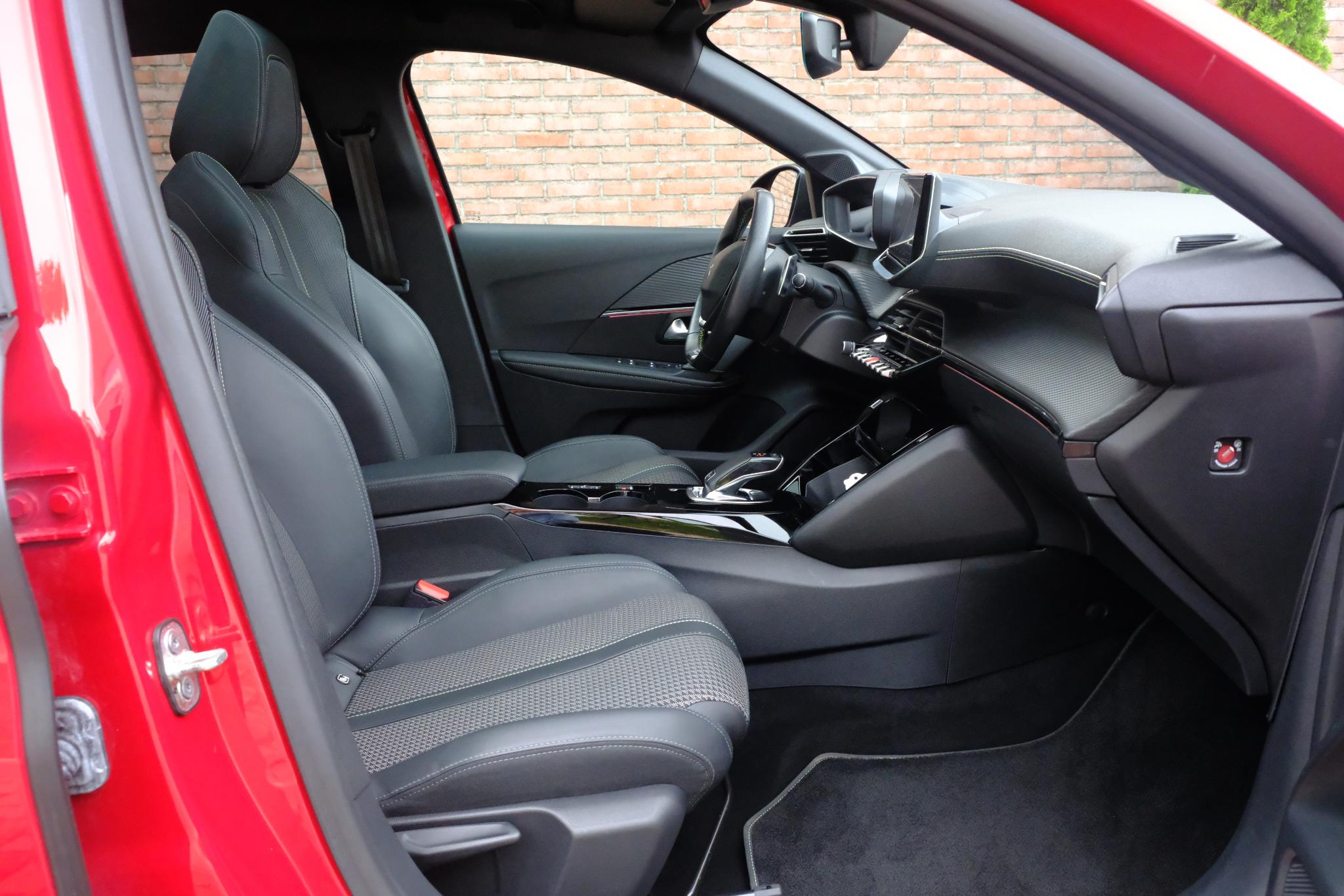Peugeot 208 1.2 PureTech 130pk EAT8 GT-Line | Navi | App Connect | Climate | Adaptive Cruise | Panoramadak | Camera | Keyless | Blind Spot | Trekhaak afbeelding 3
