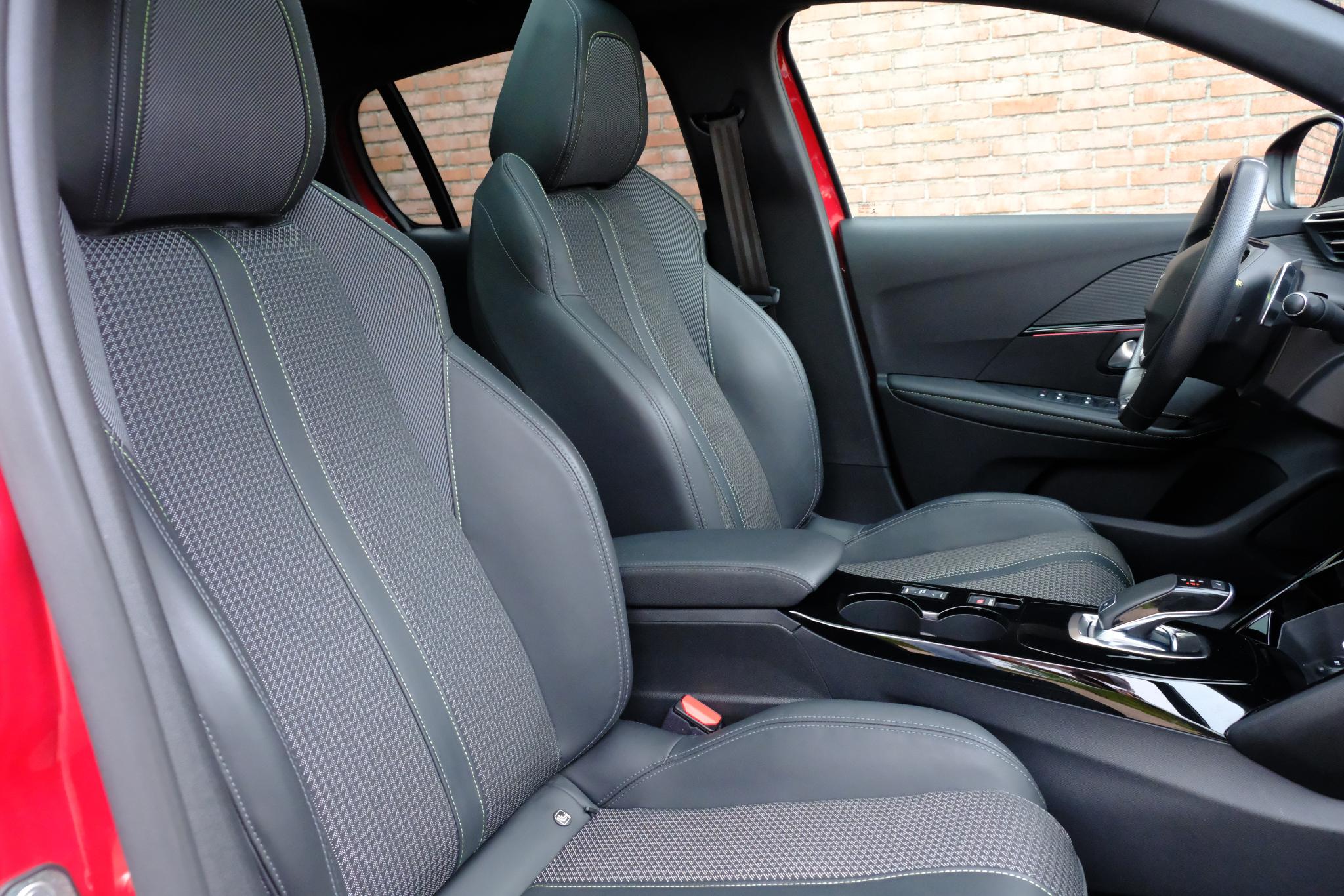 Peugeot 208 1.2 PureTech 130pk EAT8 GT-Line | Navi | App Connect | Climate | Adaptive Cruise | Panoramadak | Camera | Keyless | Blind Spot | Trekhaak afbeelding 4