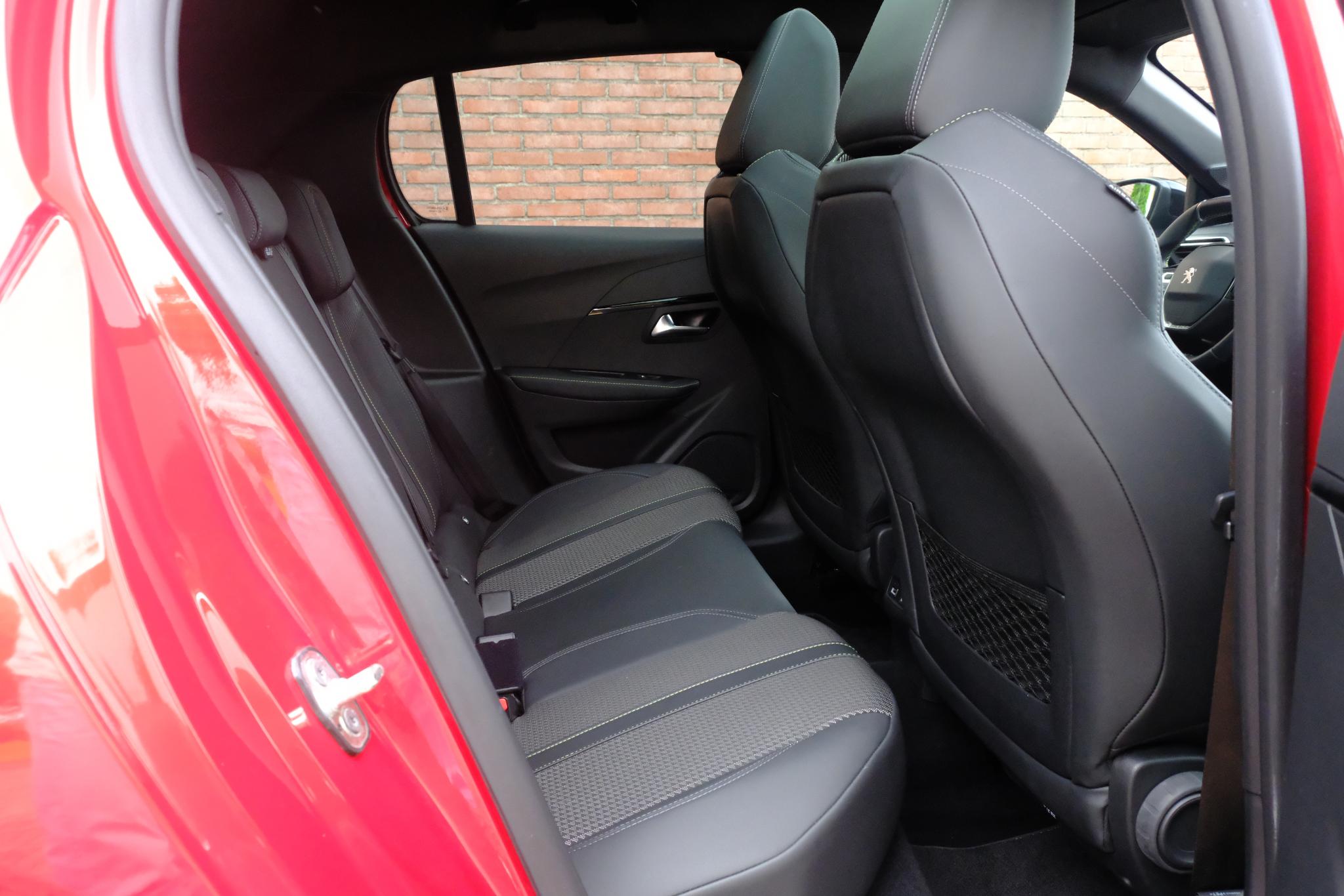 Peugeot 208 1.2 PureTech 130pk EAT8 GT-Line | Navi | App Connect | Climate | Adaptive Cruise | Panoramadak | Camera | Keyless | Blind Spot | Trekhaak afbeelding 6