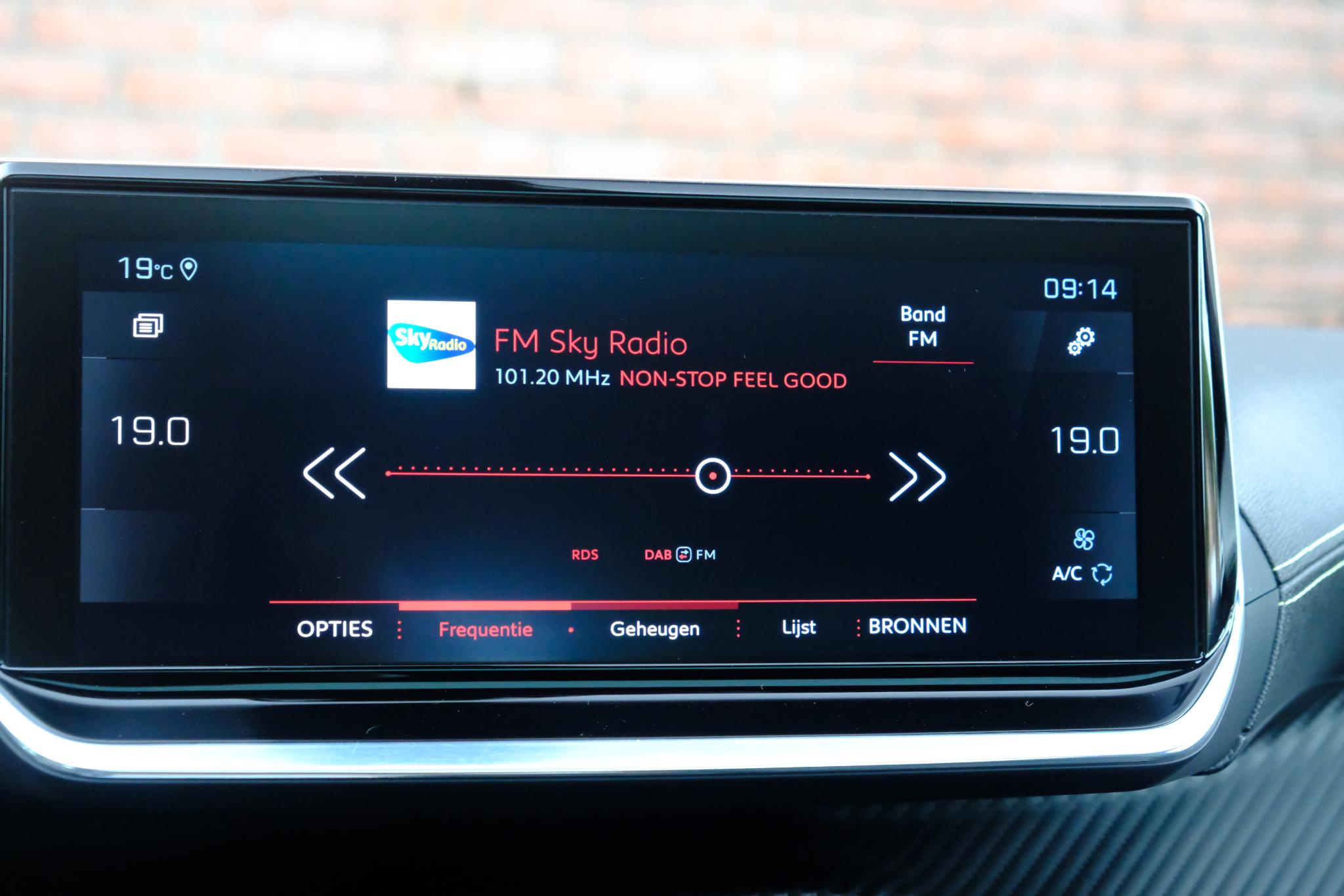 Peugeot 208 1.2 PureTech 130pk EAT8 GT-Line | Navi | App Connect | Climate | Adaptive Cruise | Panoramadak | Camera | Keyless | Blind Spot | Trekhaak afbeelding 18