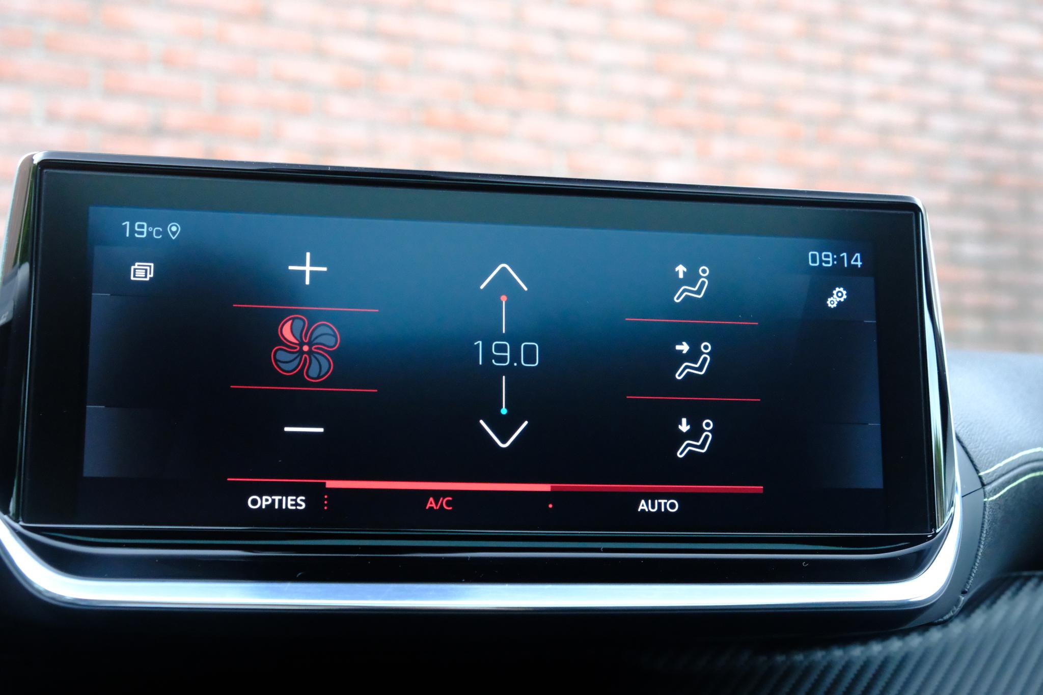 Peugeot 208 1.2 PureTech 130pk EAT8 GT-Line | Navi | App Connect | Climate | Adaptive Cruise | Panoramadak | Camera | Keyless | Blind Spot | Trekhaak afbeelding 19