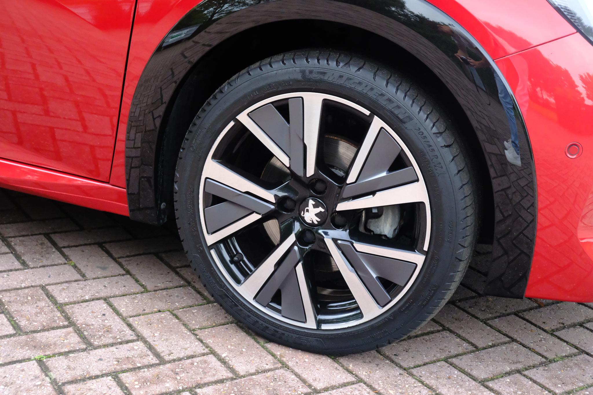 Peugeot 208 1.2 PureTech 130pk EAT8 GT-Line | Navi | App Connect | Climate | Adaptive Cruise | Panoramadak | Camera | Keyless | Blind Spot | Trekhaak afbeelding 27